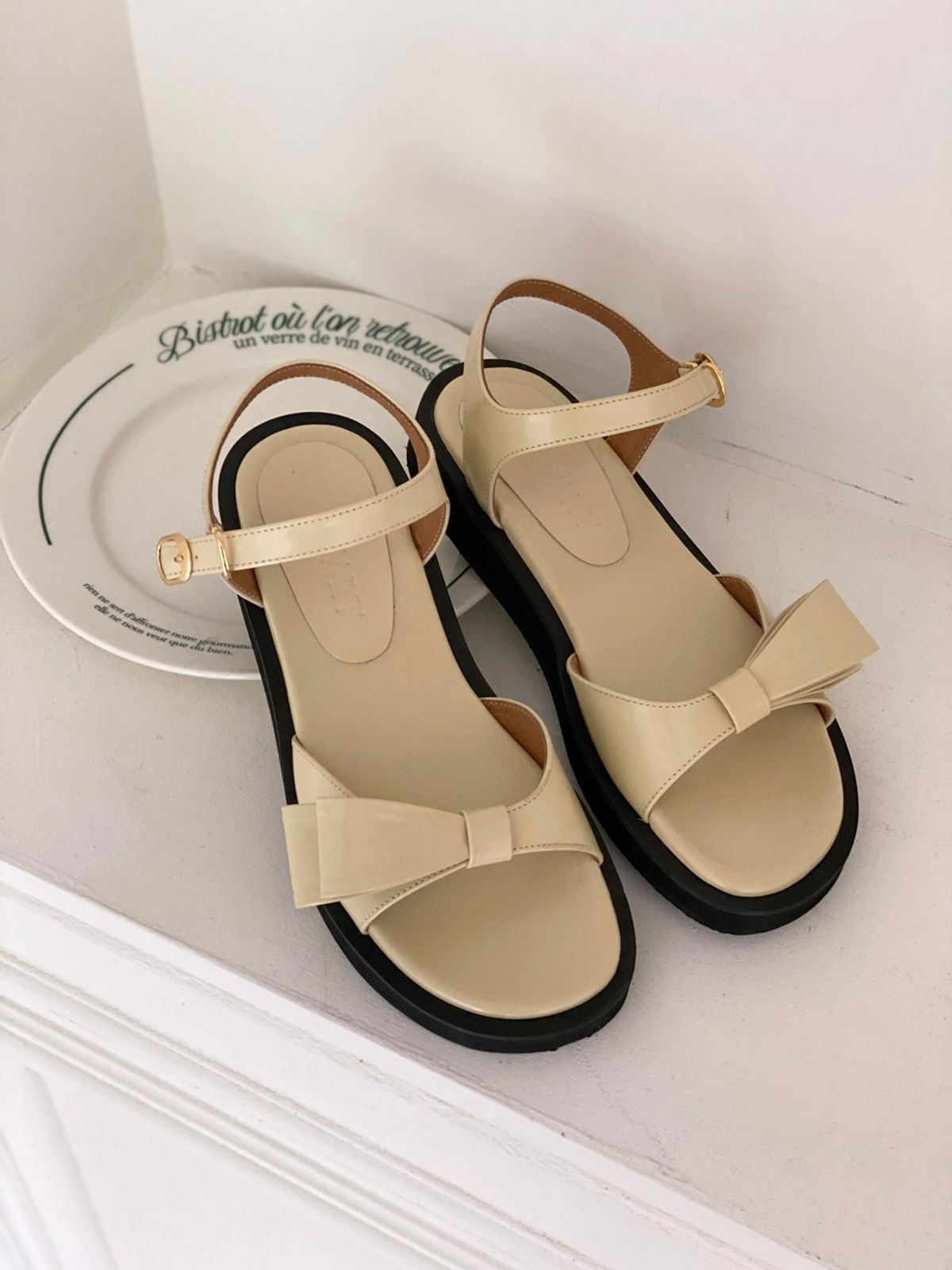 쥬다르(JEU DART) unbalance ribbon platform sandal  butter