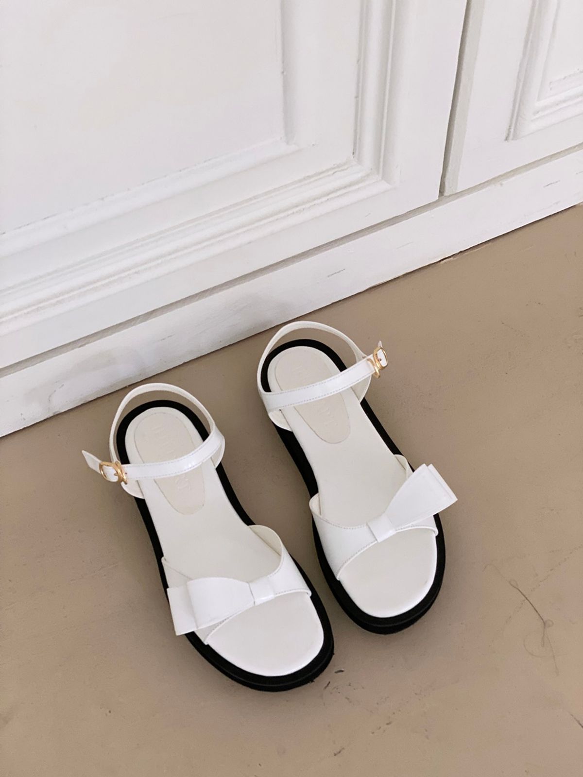 쥬다르(JEU DART) unbalance ribbon platform sandal  white