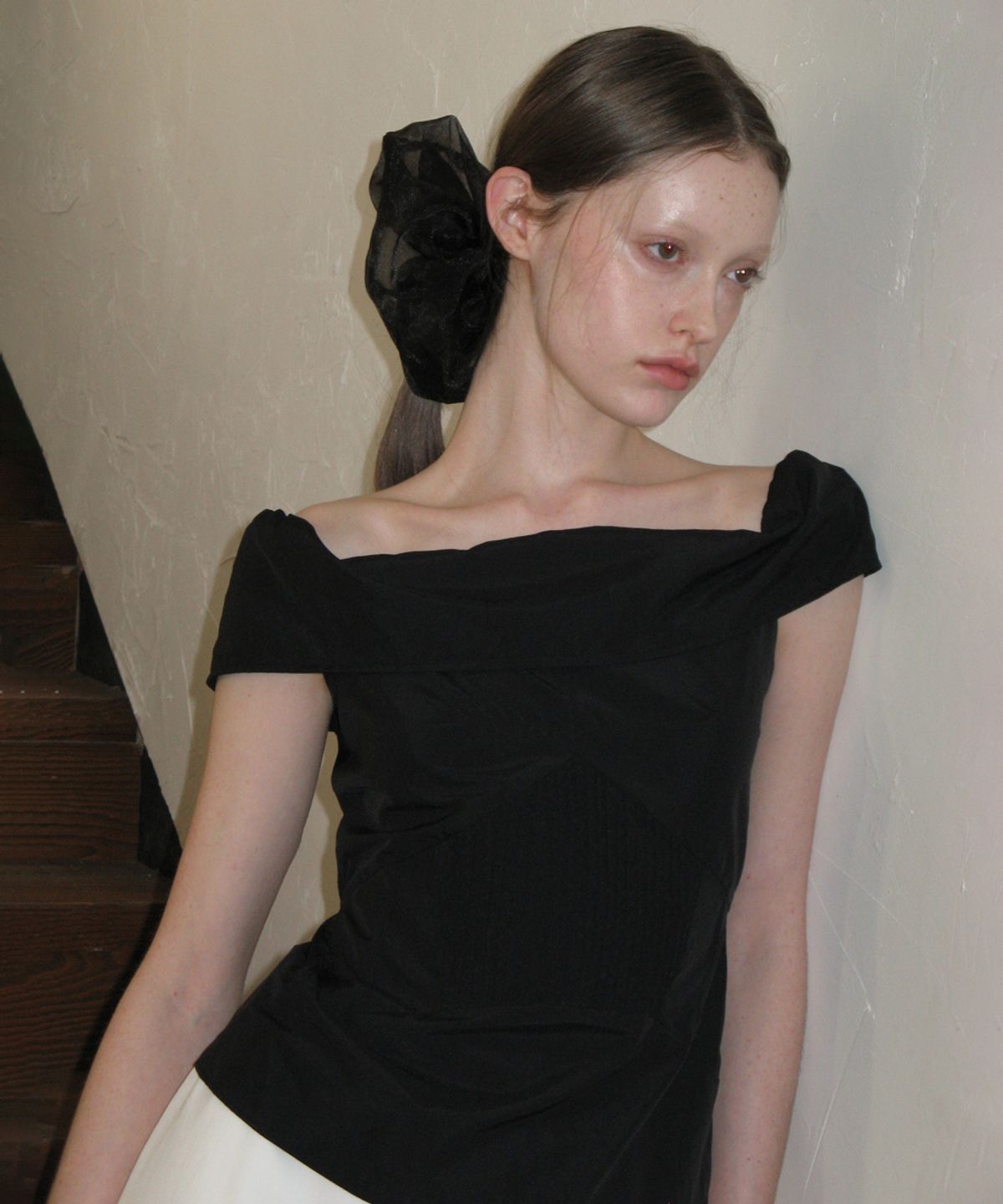 시눈(SINOON) OFF-SHOULDER PINTUCK BLOUSE (BLACK)
