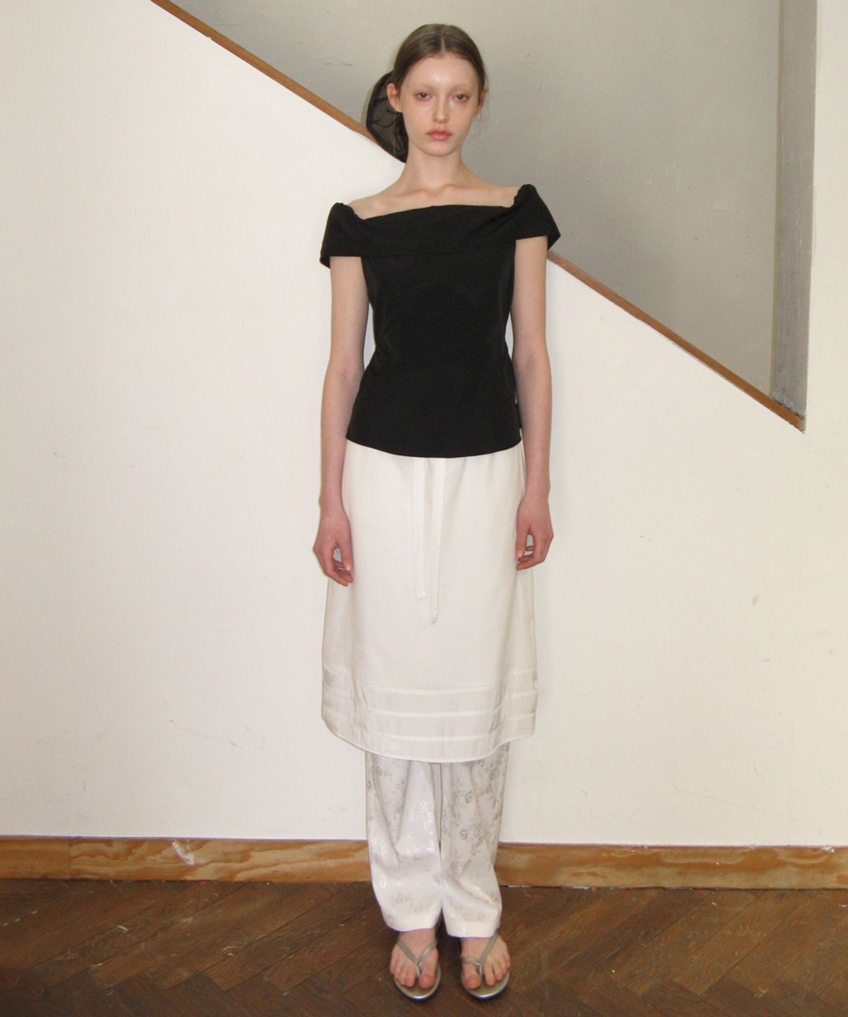 시눈(SINOON) OFF-SHOULDER PINTUCK BLOUSE (BLACK)