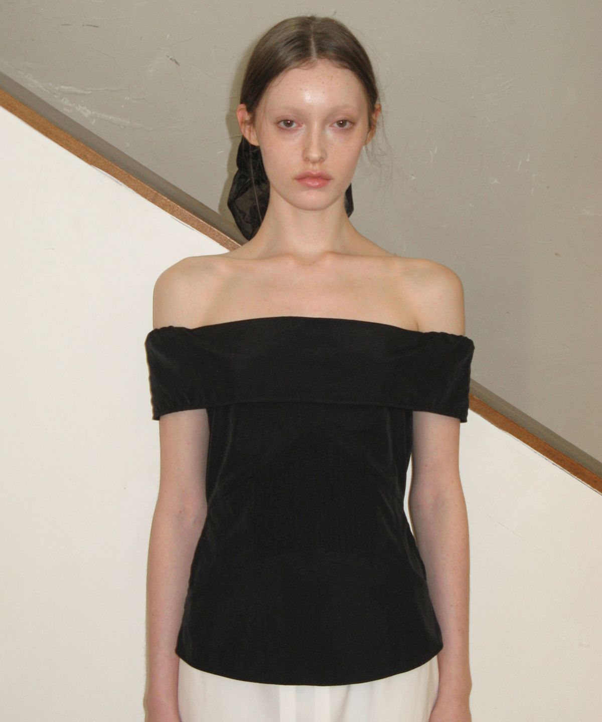 시눈(SINOON) OFF-SHOULDER PINTUCK BLOUSE (BLACK)
