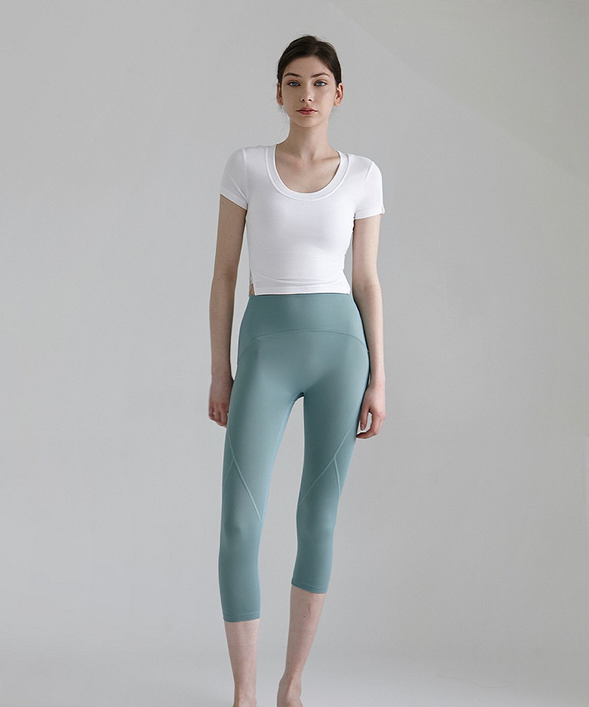 데비웨어(DEVIWEAR) 여성 요가복 DEVI-T0091-화이트 필라테스 러블 슬릿 크롭 반팔티