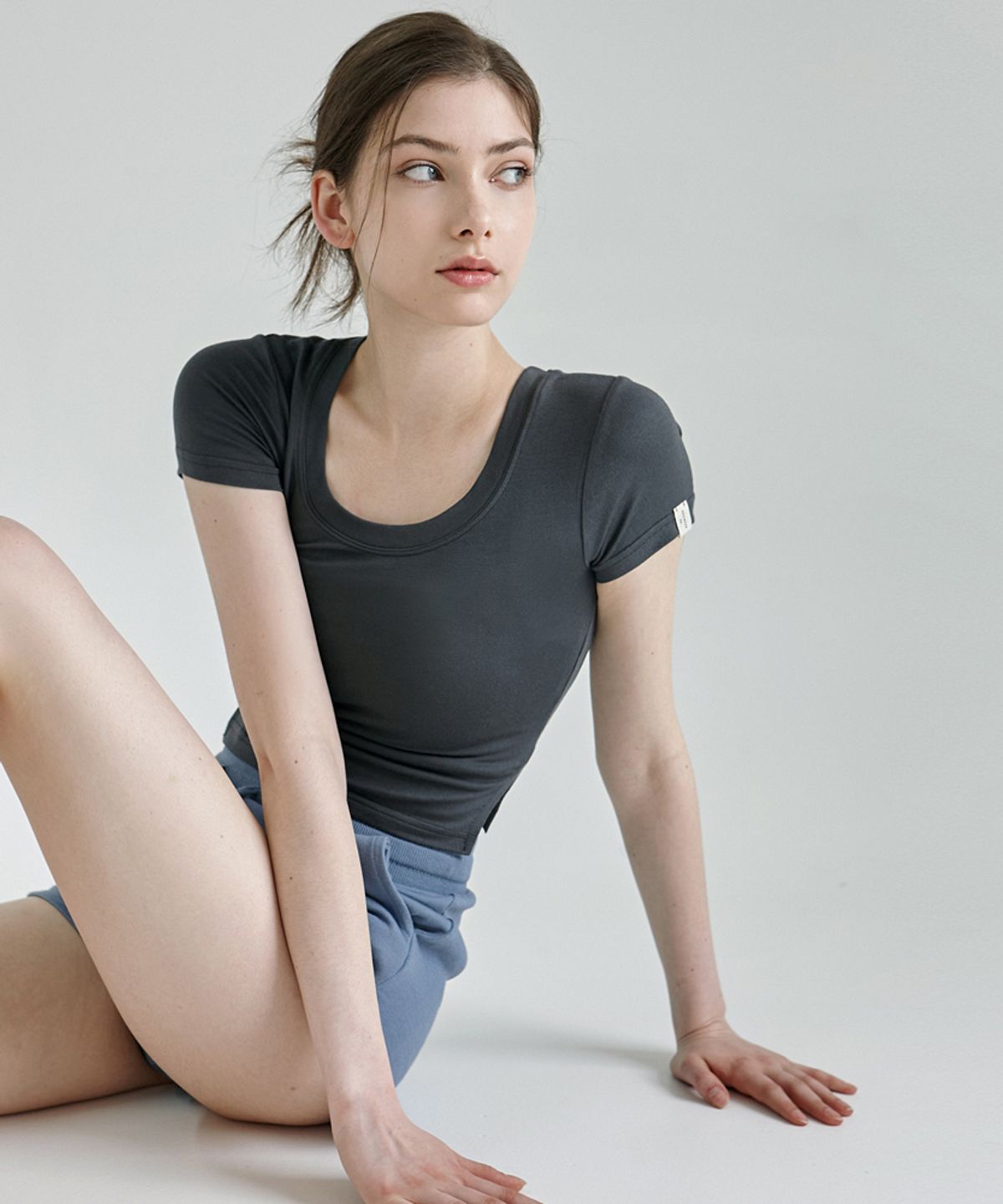 데비웨어(DEVIWEAR) 러블 슬릿 크롭 반팔티 DEVI-T0091-차콜