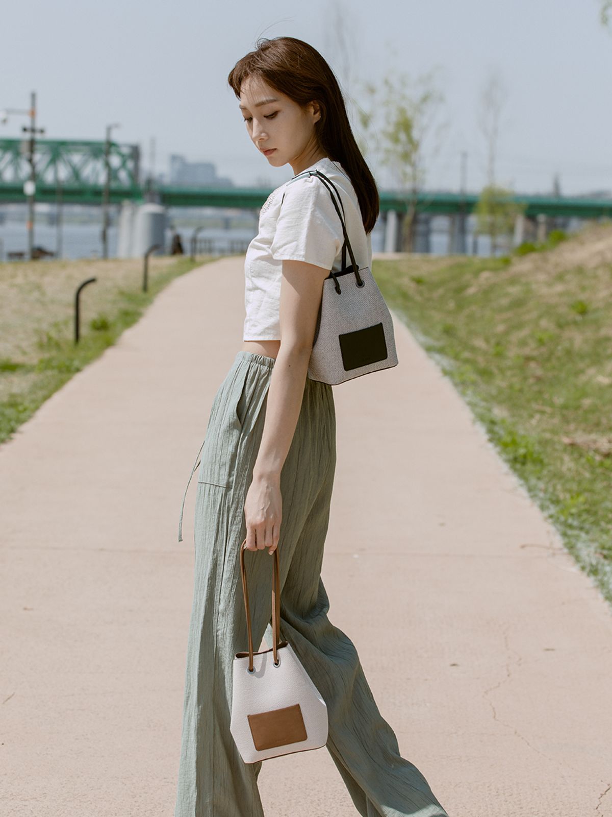 디토(DITTO) 캔버스 호보백_딥 그린