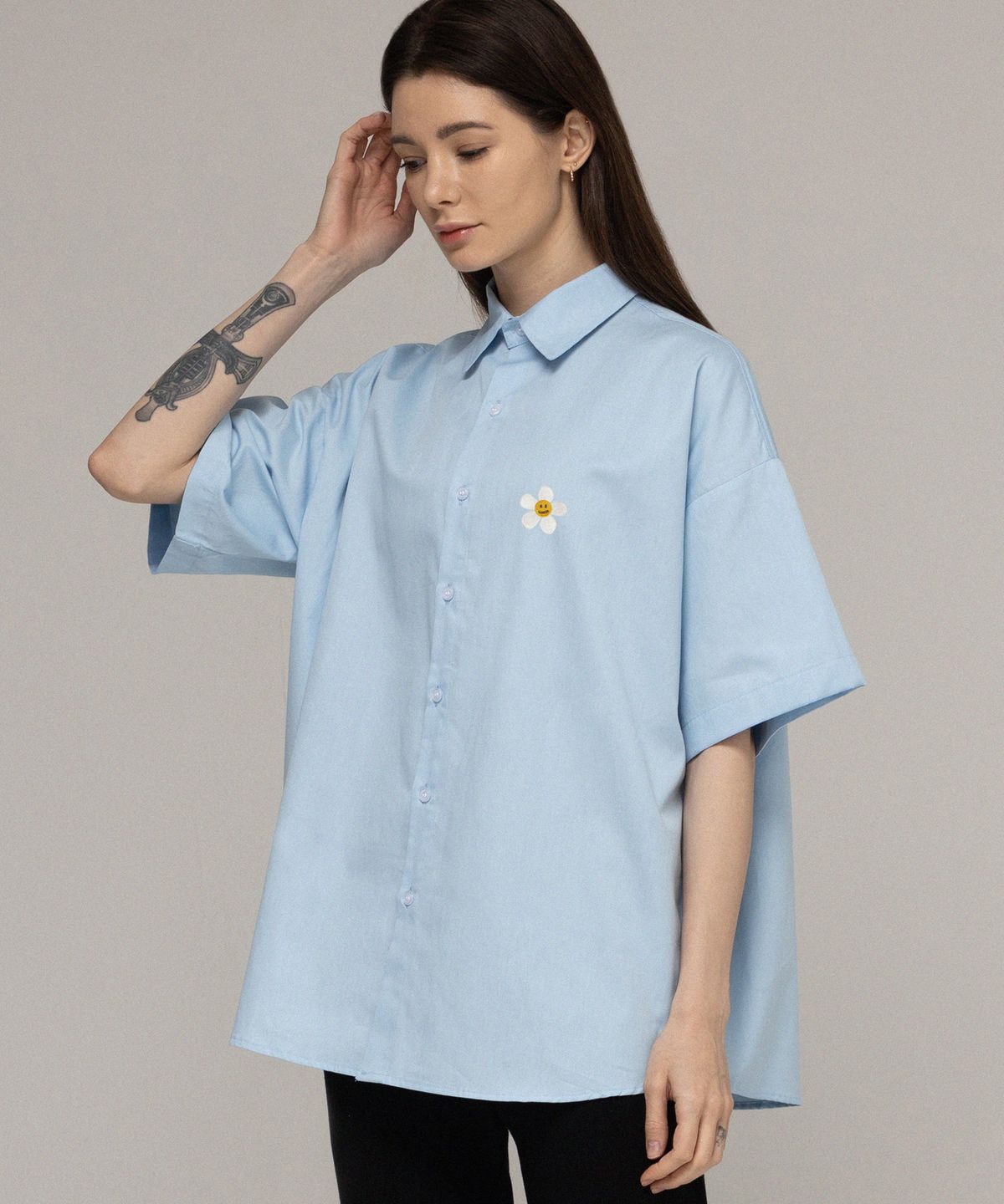 그레이버(GRAVER) [UNISEX]플라워도트 자수 오버핏 반팔셔츠_스카이블루