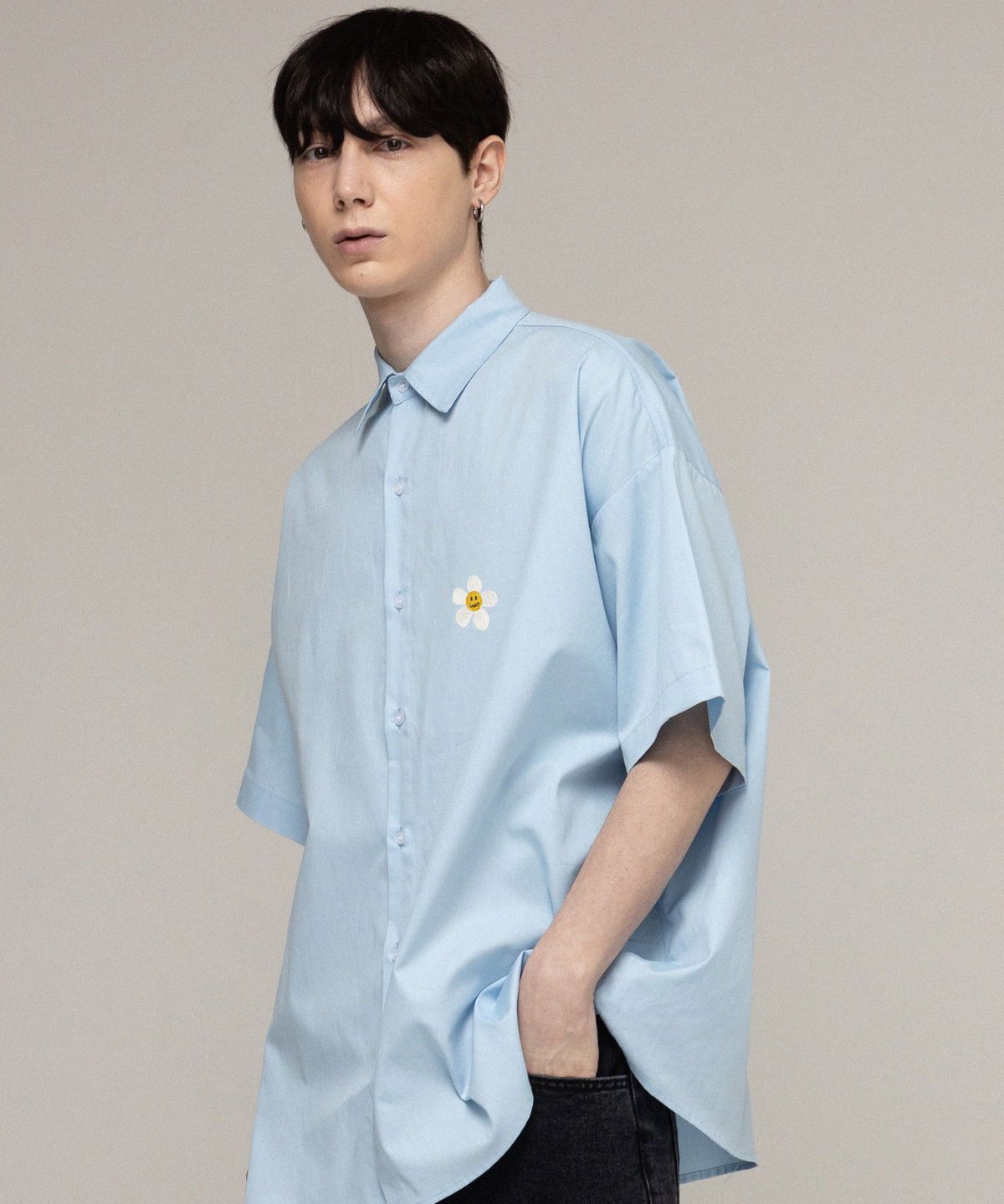 그레이버(GRAVER) [UNISEX]플라워도트 자수 오버핏 반팔셔츠_스카이블루