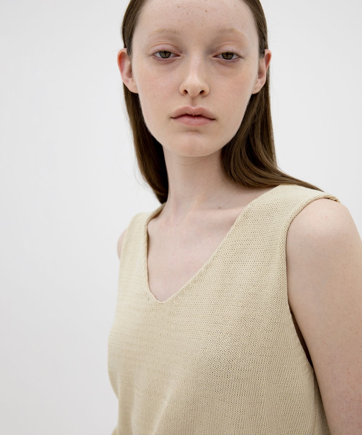 르바(LEVAR) V-neck Cotton Knit Vest - Beige