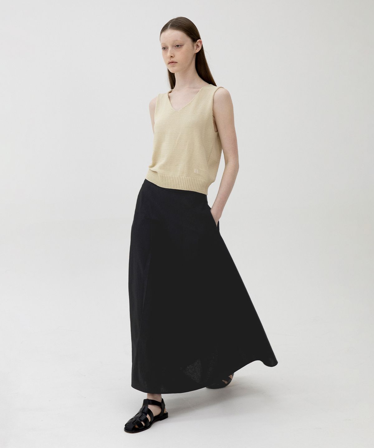 르바(LEVAR) V-neck Cotton Knit Vest - Beige