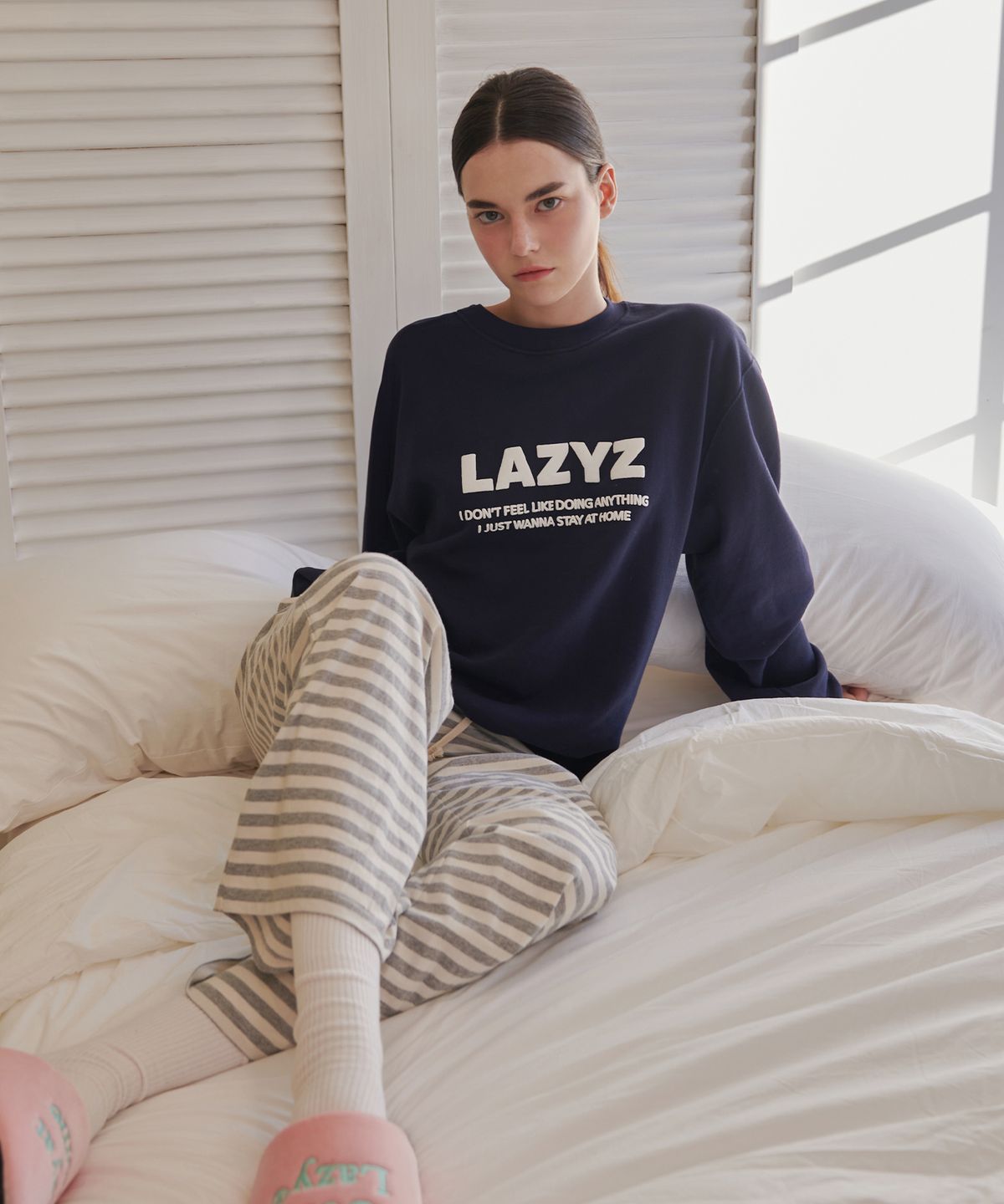 레이지지(LAZYZ) Lettering Logo Sweatshirts - Navy