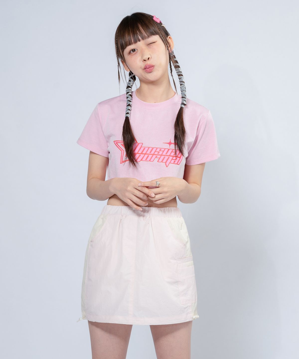 언유주얼 노말(UNUSUALNORMAL) WINDY SYMBOL SKIRT _ PINK