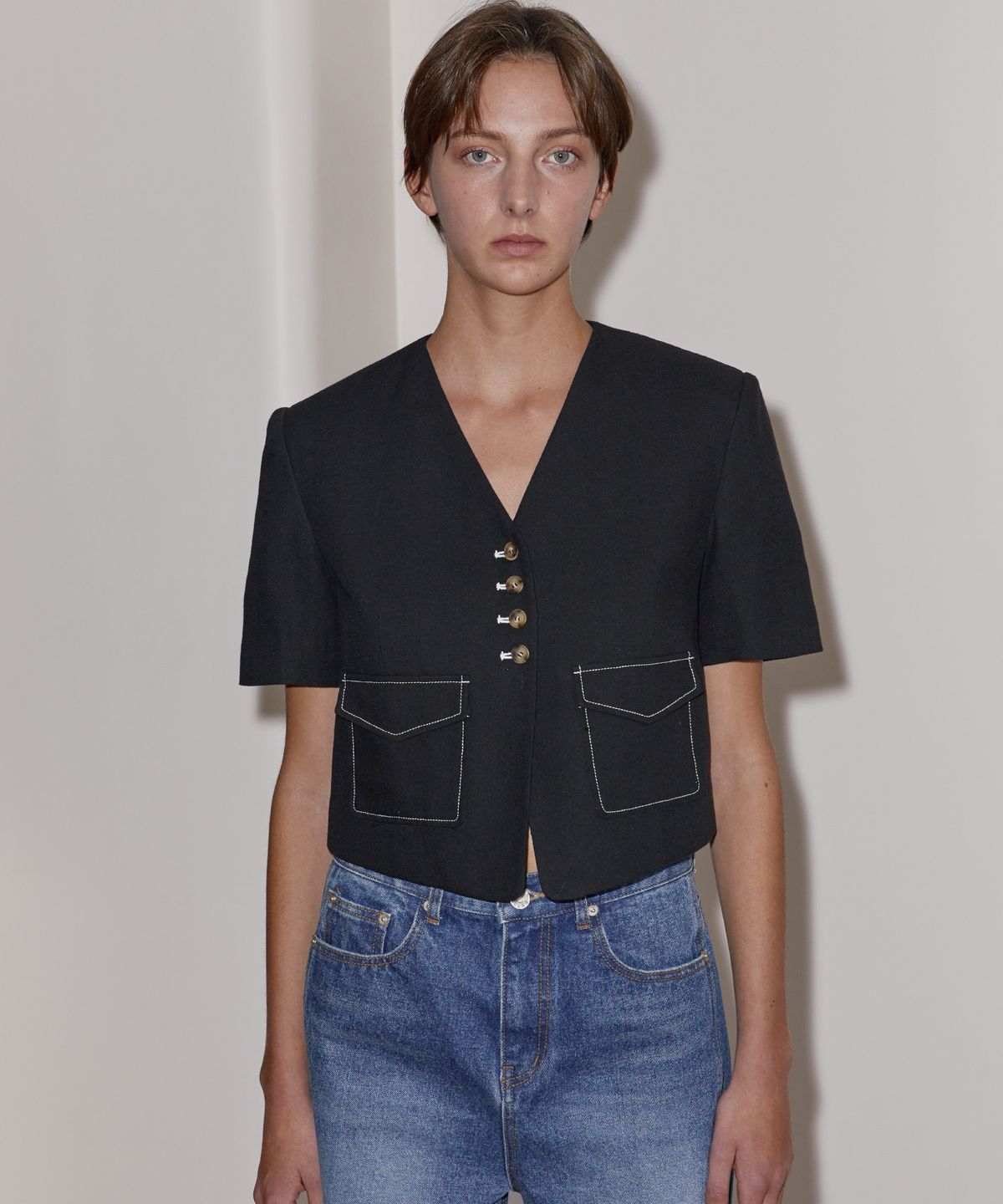 엔오르(EN OR) SINGLE STITCH DETAILED CROP JACKET - BLACK
