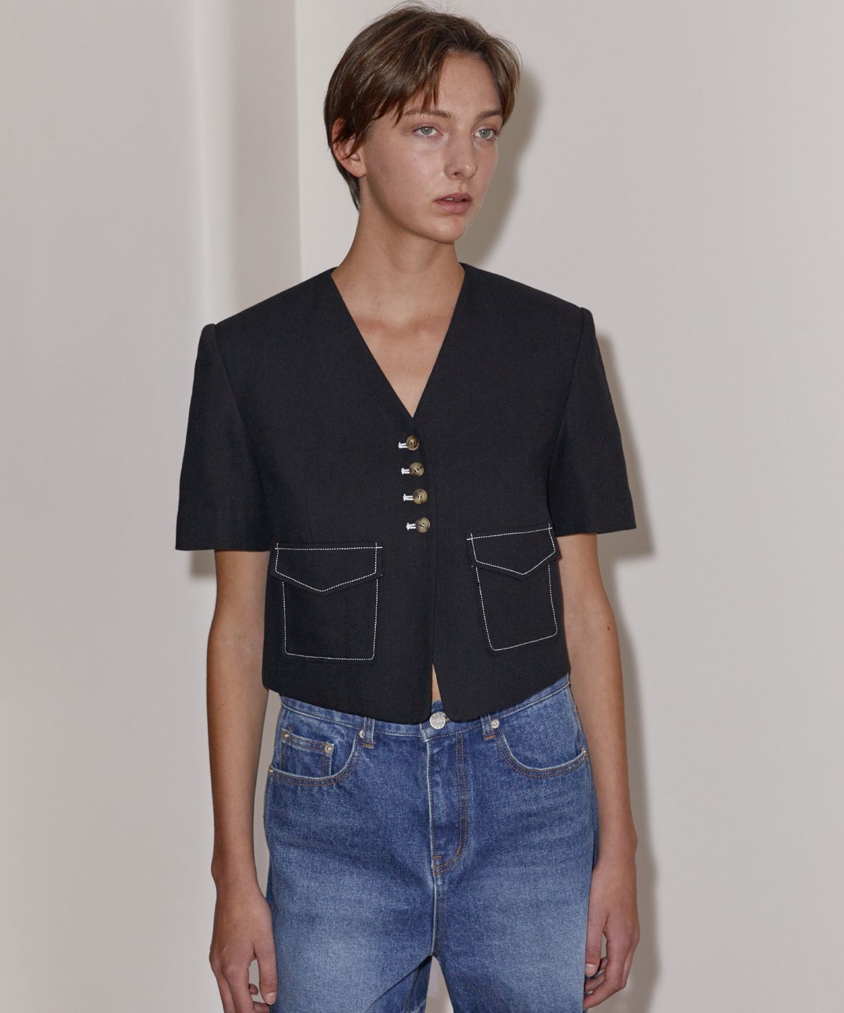 엔오르(EN OR) SINGLE STITCH DETAILED CROP JACKET - BLACK