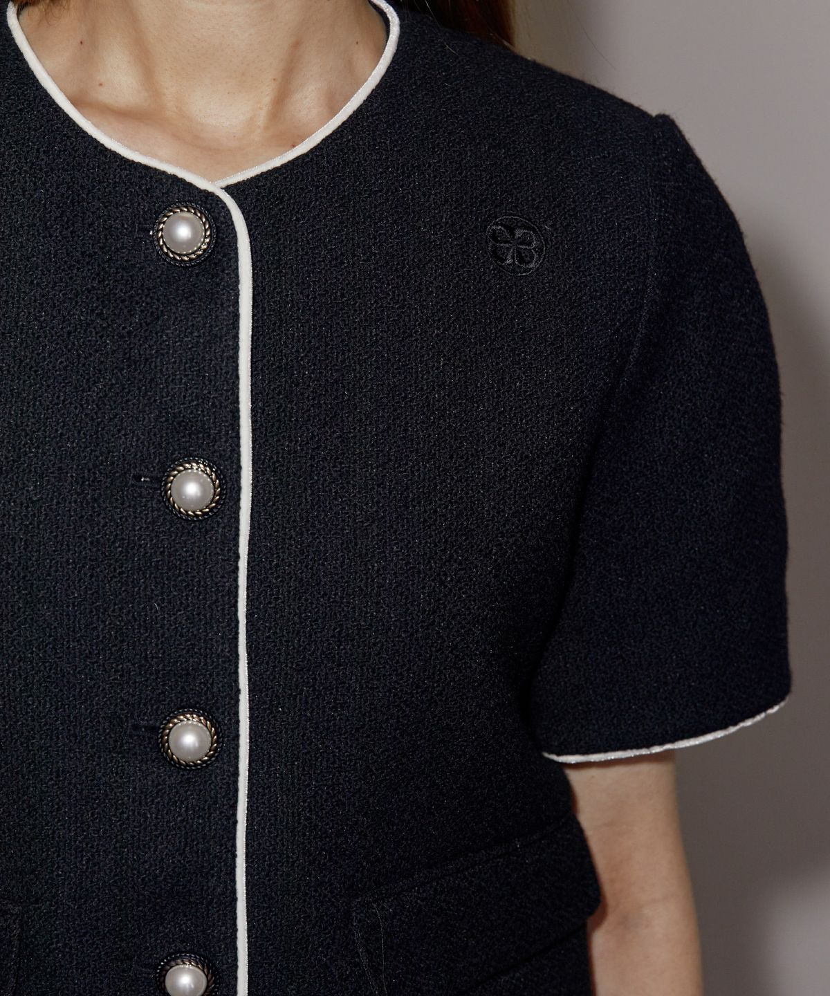 엔오르(EN OR) VELVET TRIMMED COTTON CROP JACKET - BLACK