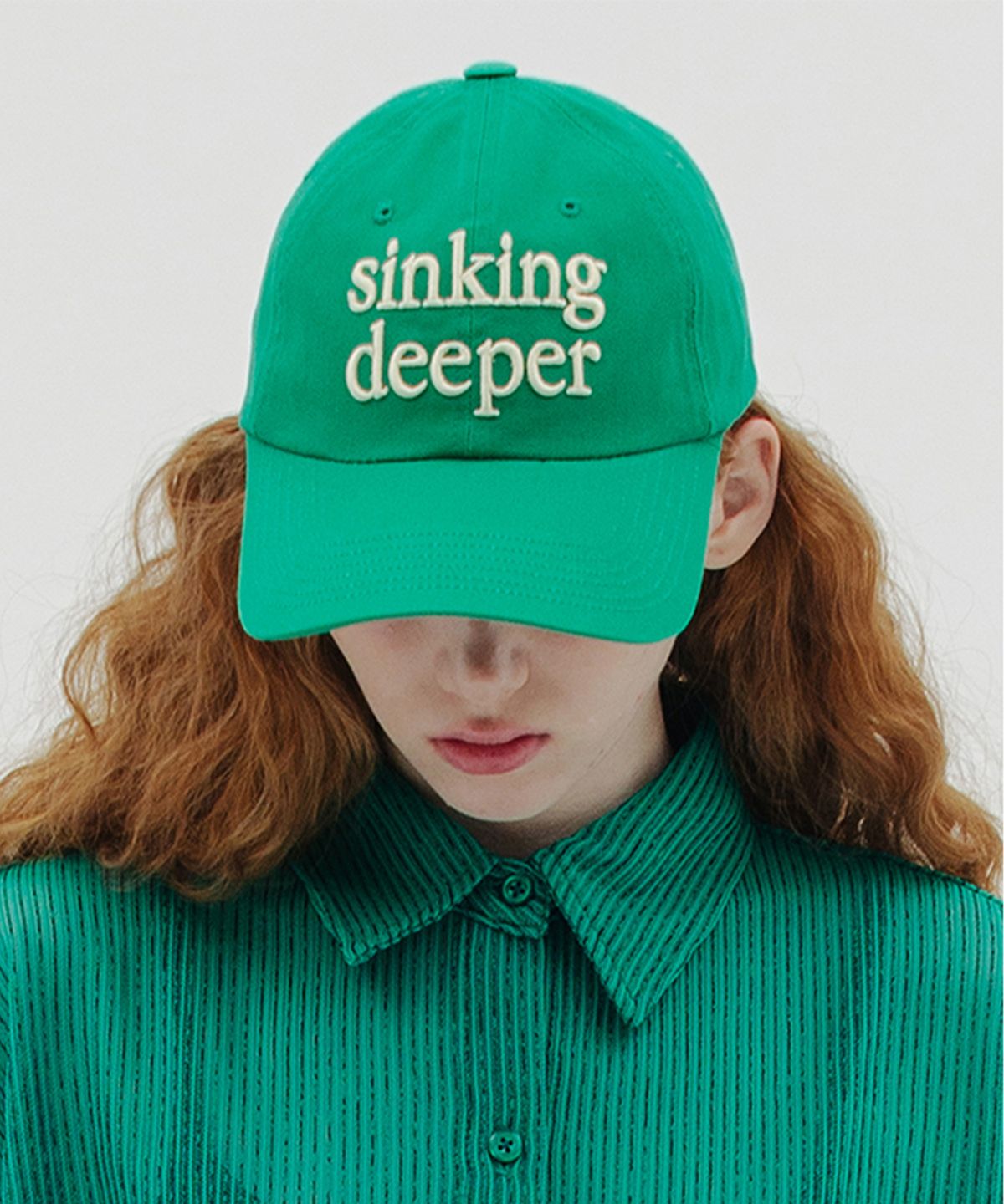 싱킹디퍼(SINKINGDEEPER) 세리프 로고 볼캡(그린)