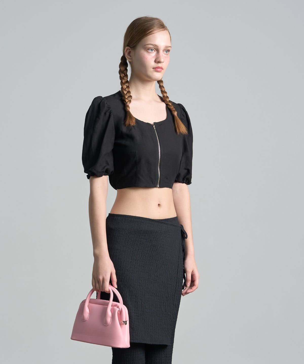 320쇼룸(320SHOWROOM) Linen Puff Zipper Crop Blouse Black