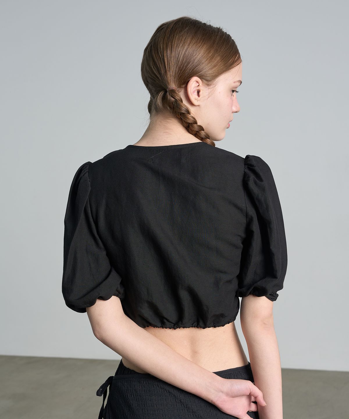 320쇼룸(320SHOWROOM) Linen Puff Zipper Crop Blouse Black