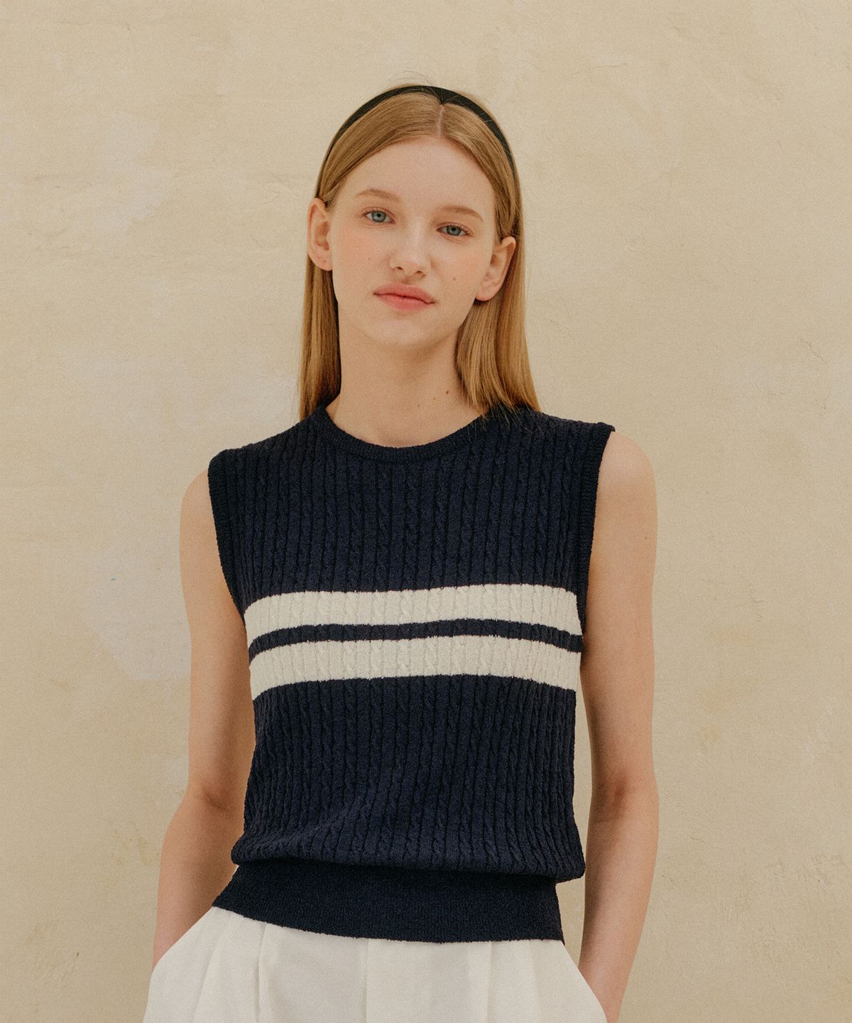 엽페(YUPPE) CABLE SLEEVELESS KNIT_NAVY