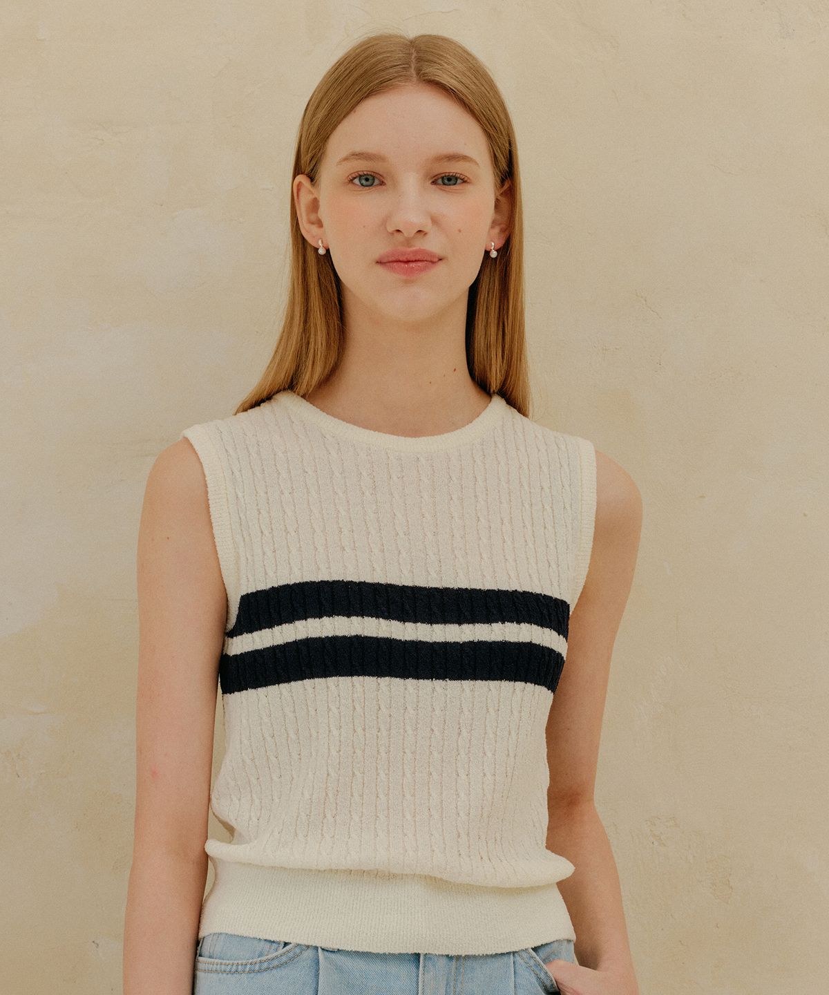엽페(YUPPE) CABLE SLEEVELESS KNIT_WHITE