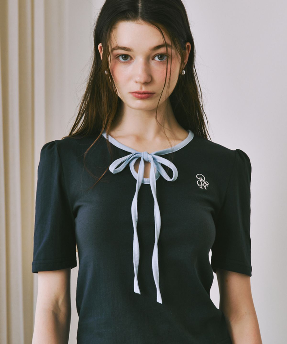 론론(RONRON) STRING RIBBON PUFF SLEEVE T-SHIRT NAVY BLUE