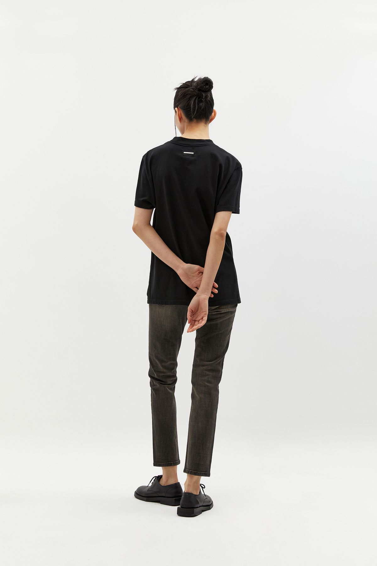블랑드누아(BLANC de NOIRS) 레귤러 핏 모크넥 코튼 티셔츠 (블랙)