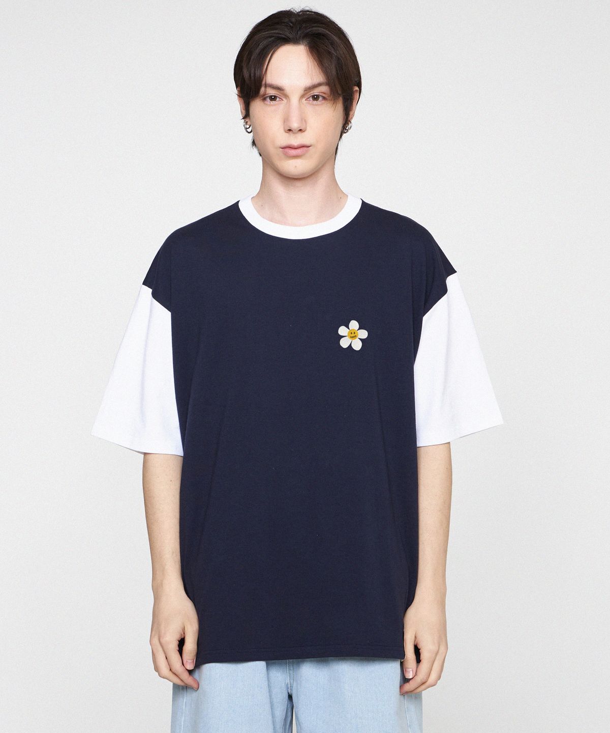 그레이버(GRAVER) [UNISEX]플라워도트 자수 배색 반팔티_네이비