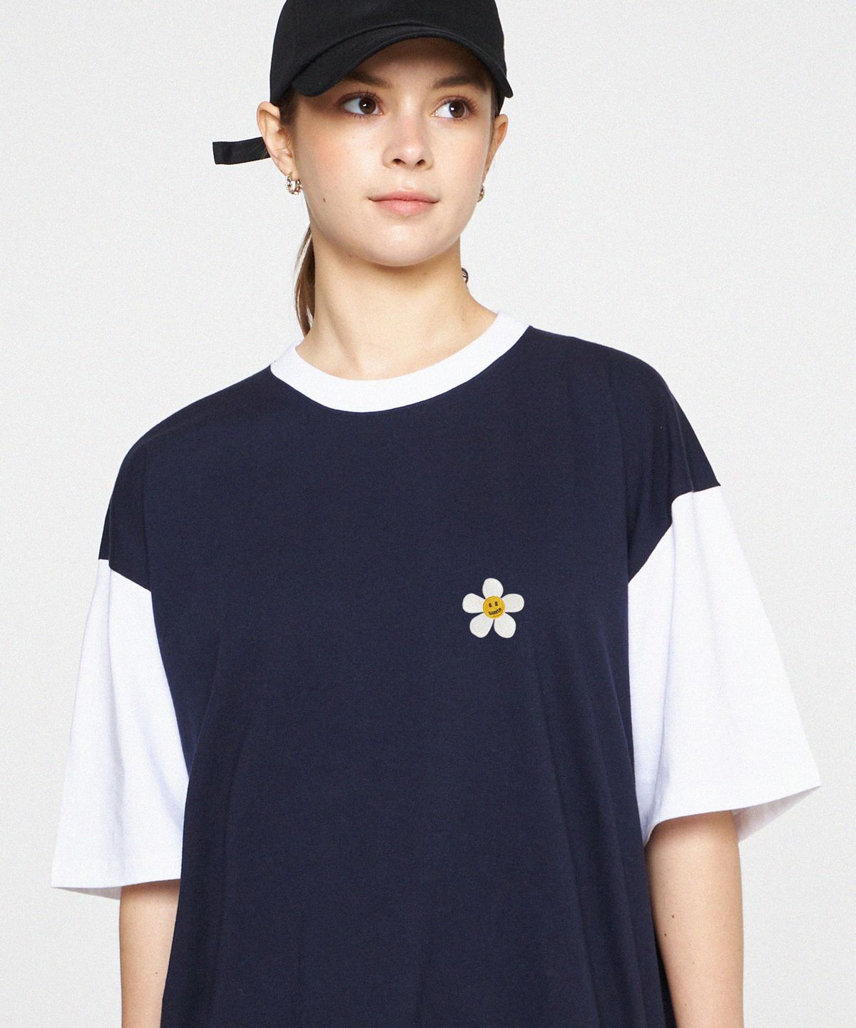 그레이버(GRAVER) [UNISEX]플라워도트 자수 배색 반팔티_네이비
