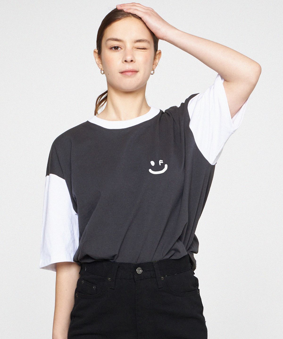 그레이버(GRAVER) [UNISEX]스몰 드로잉스마일 배색 반팔티_차콜