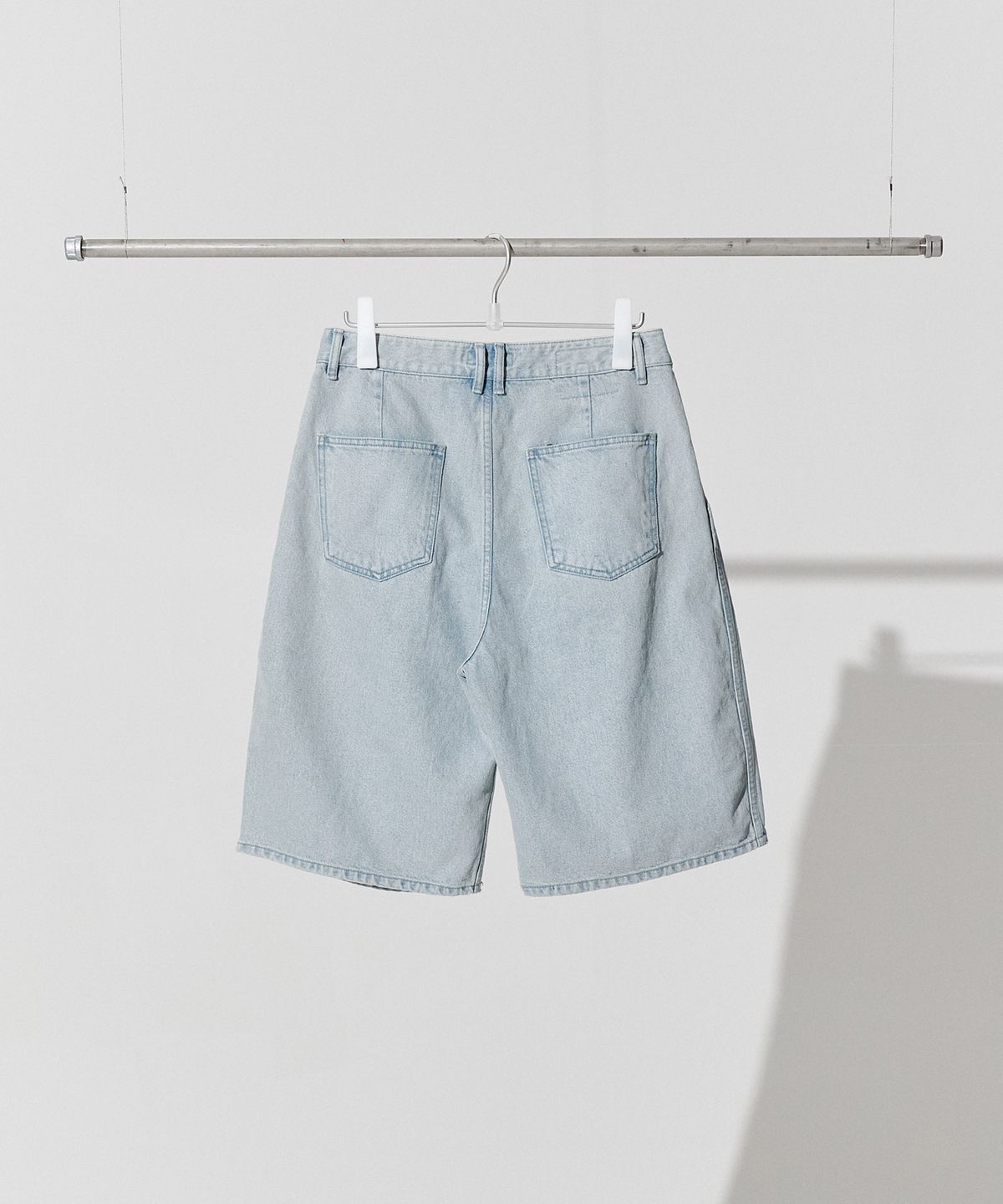 제로(XERO) Bleach Washed Two Tuck Denim Shorts