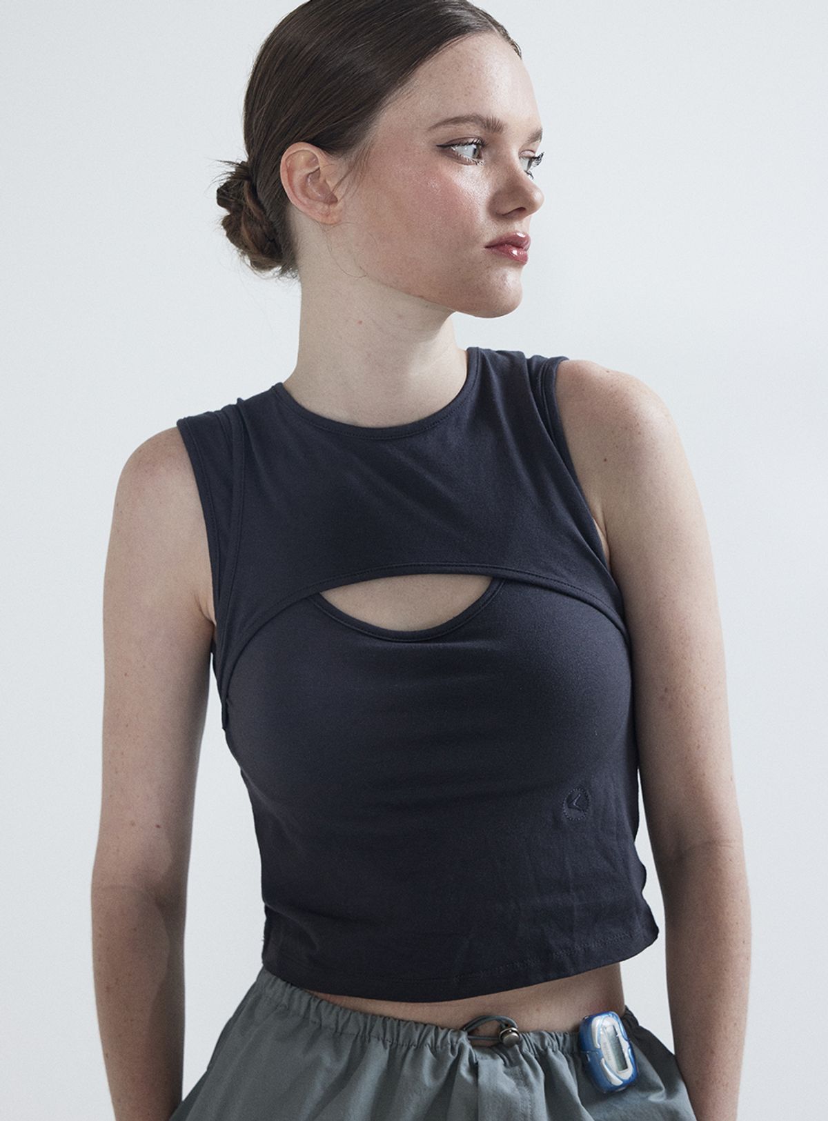 인터레스트(INTEREST) OVERLAP TANK TOP_CHARCOAL