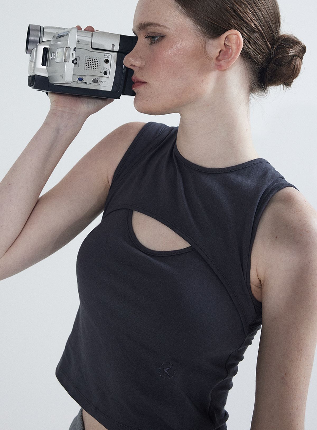 인터레스트(INTEREST) OVERLAP TANK TOP_CHARCOAL