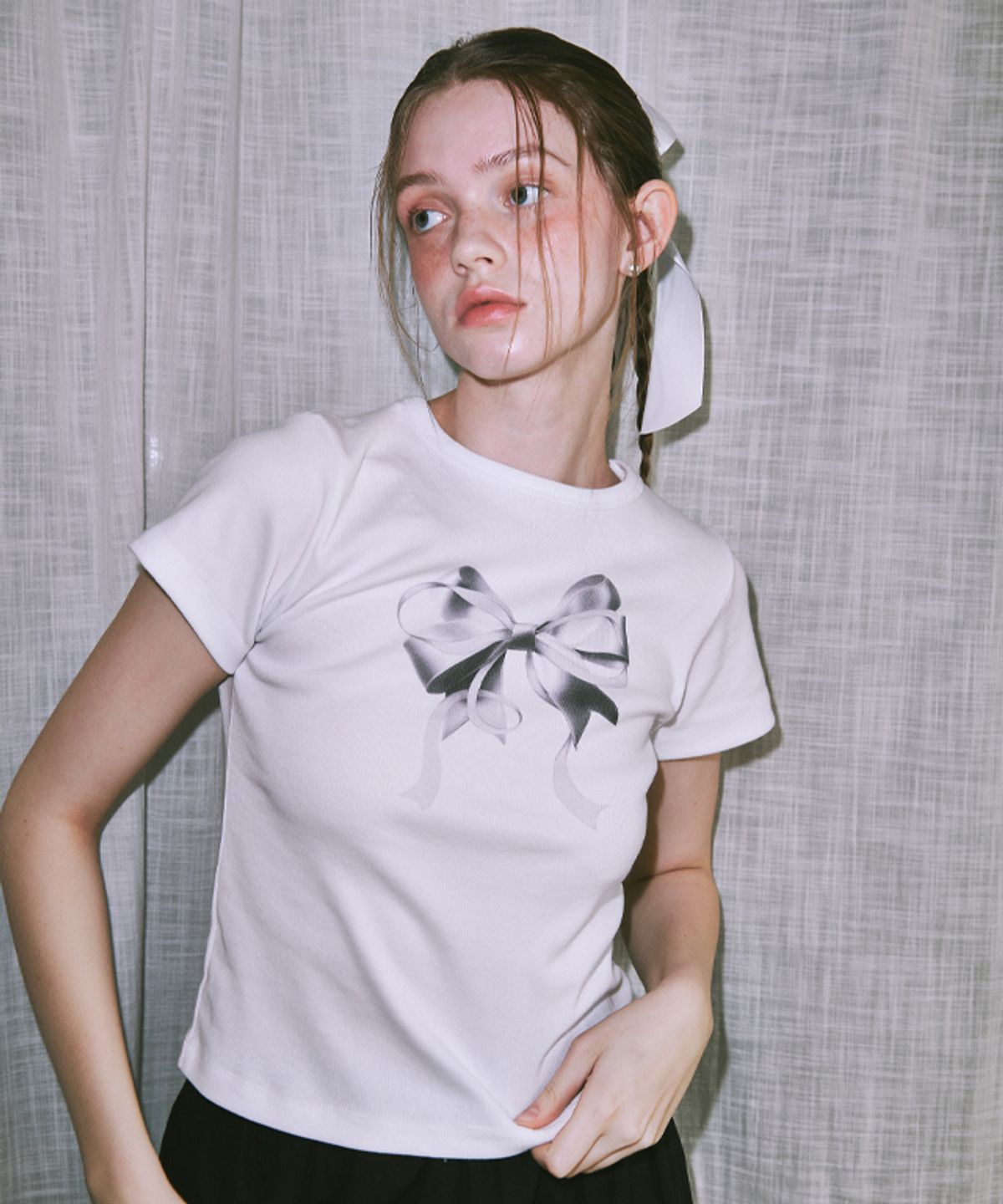 론론(RONRON) DOUBLE RIBBON SLIM CROP T SHIRT WHITE SILVER