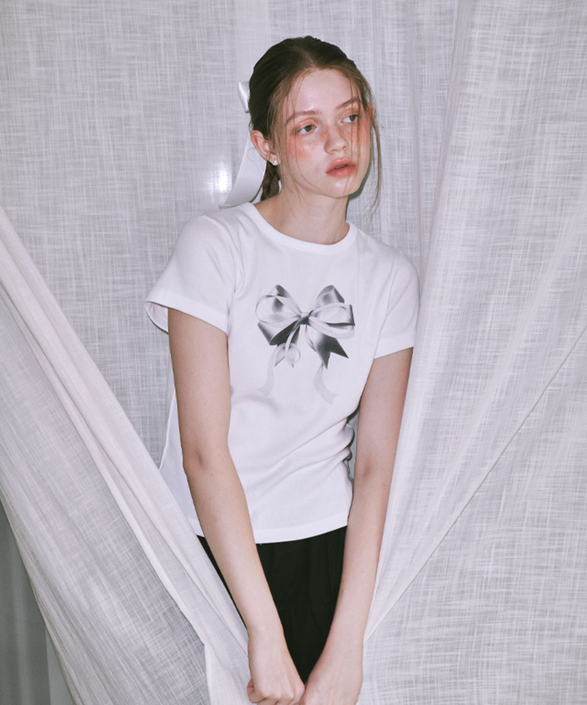론론(RONRON) DOUBLE RIBBON SLIM CROP T SHIRT WHITE SILVER