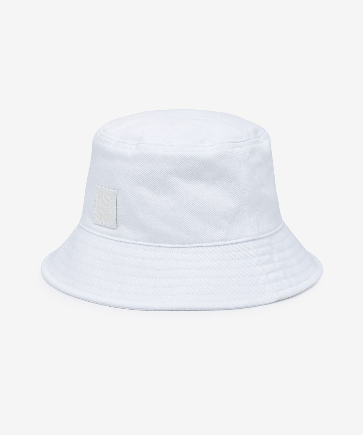 라프시몬스(RAF SIMONS) 로고패치 버킷햇 - 화이트 / 231945100320010