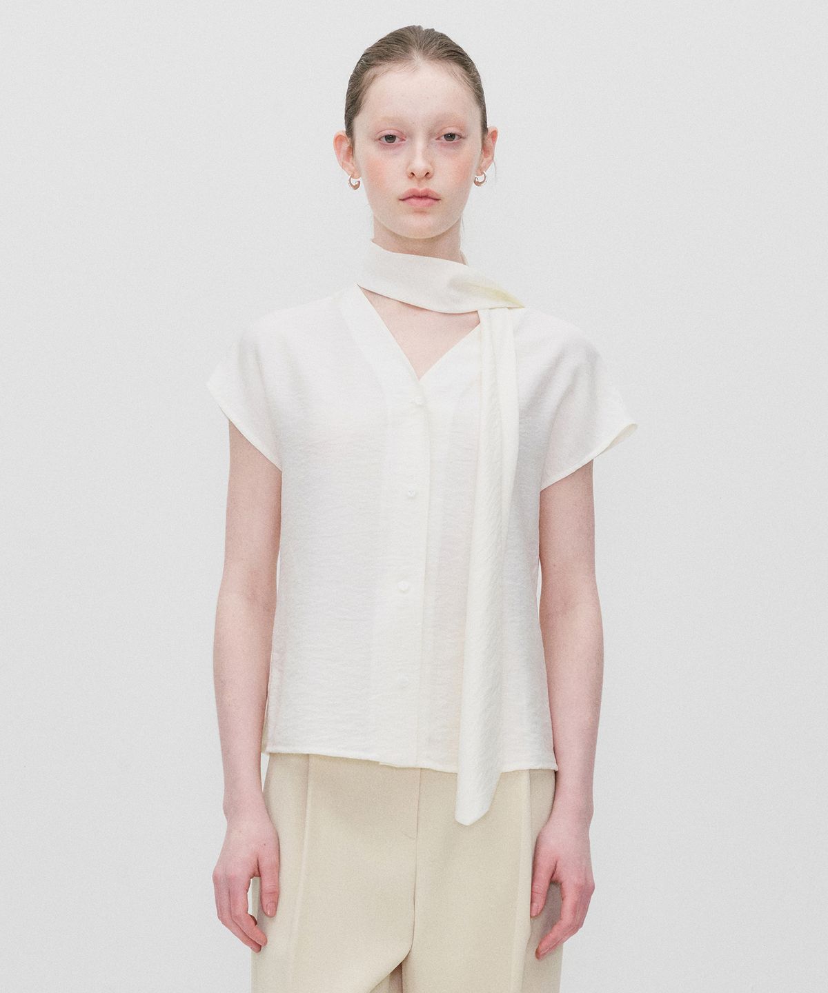 리이(RE RHEE) TIE NECK DETAIL BLOUSE