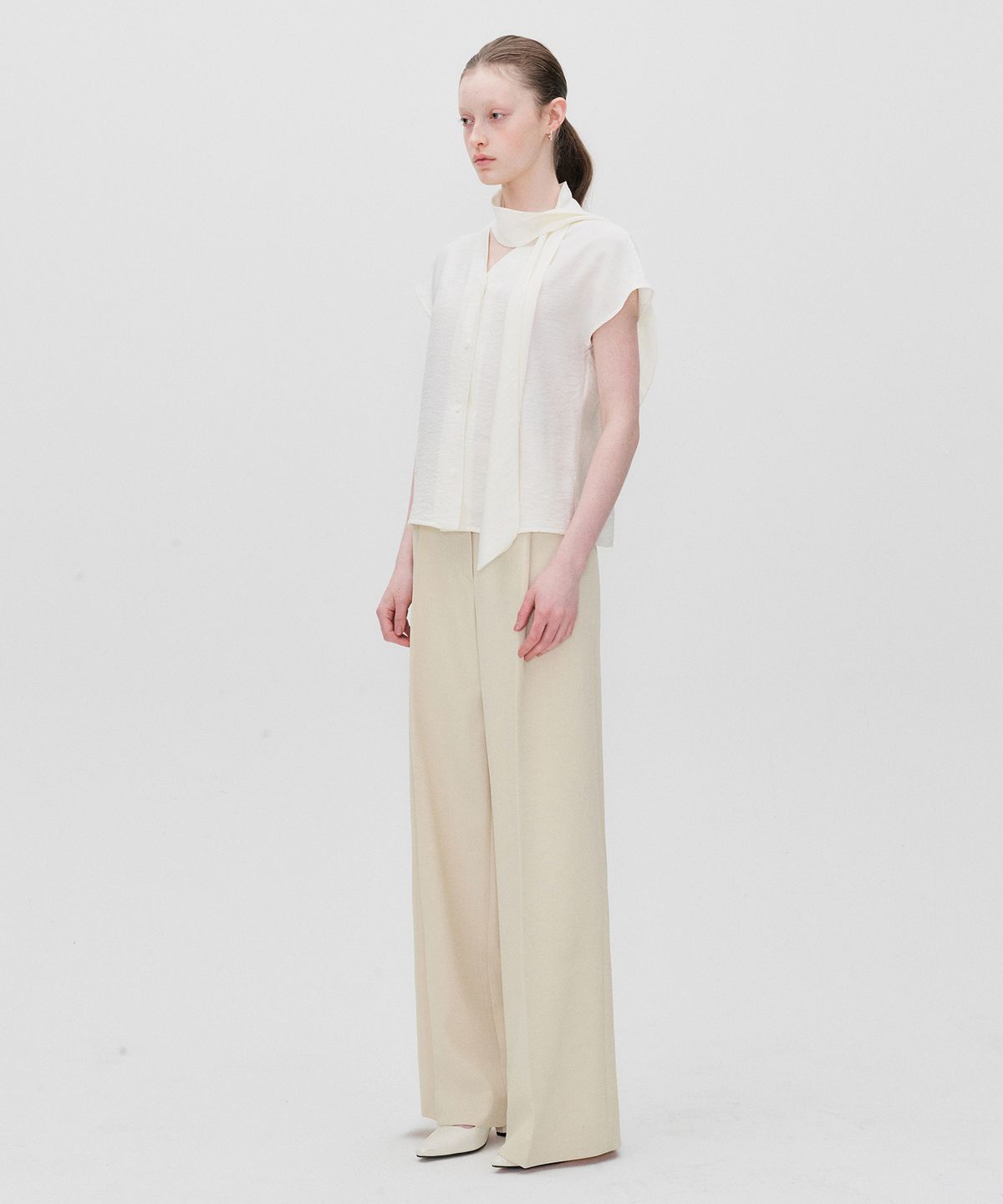 리이(RE RHEE) TIE NECK DETAIL BLOUSE