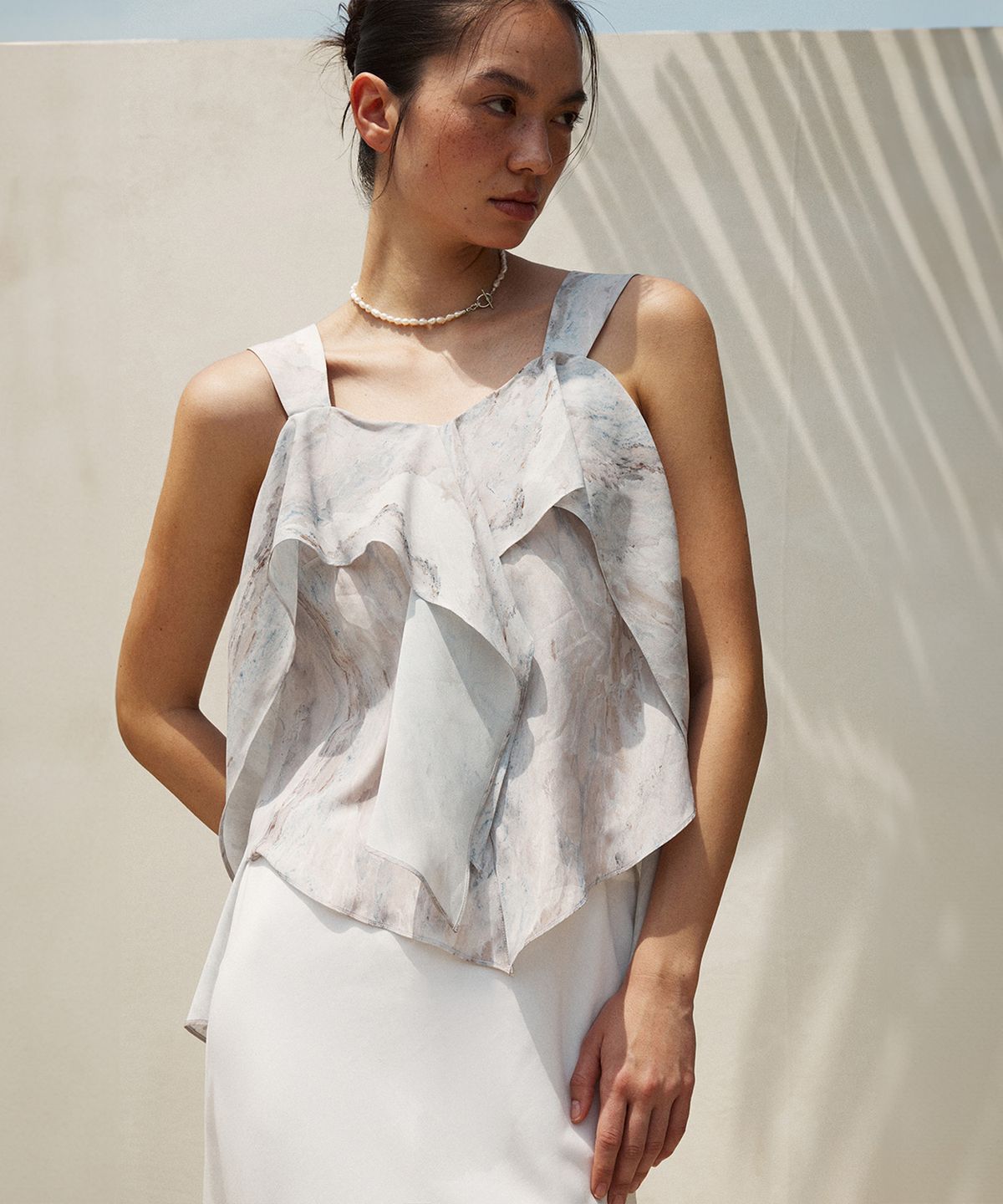 리이(RE RHEE) FRILL DETAIL SLEEVELESS TOP
