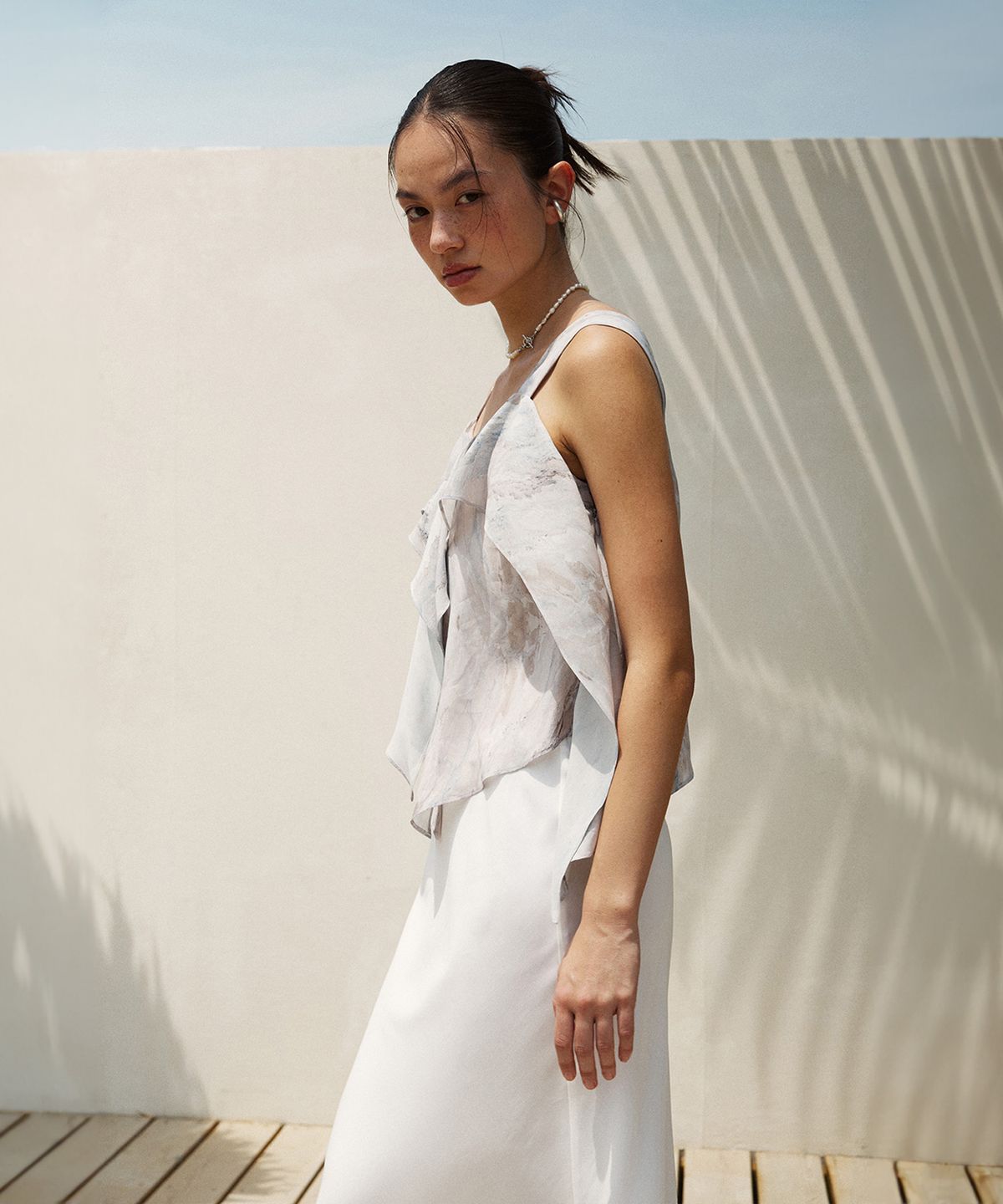 리이(RE RHEE) FRILL DETAIL SLEEVELESS TOP