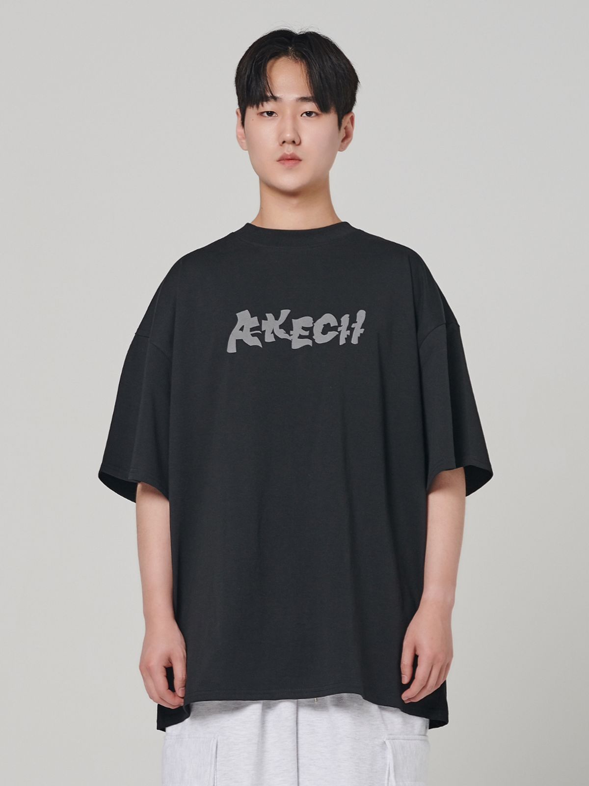 아케시(AKECII) 오버핏 엠보 반팔티 블랙