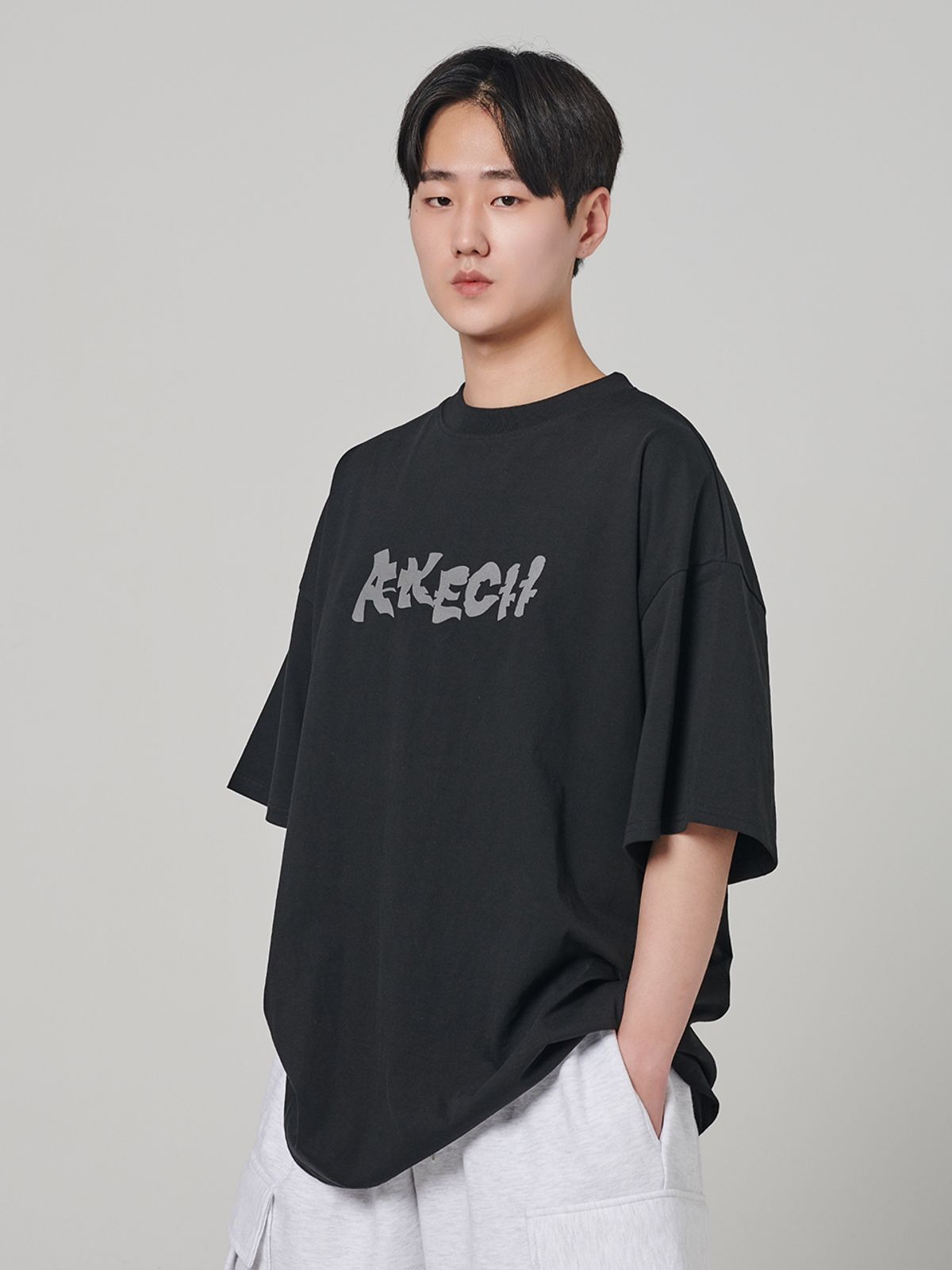아케시(AKECII) 오버핏 엠보 반팔티 블랙