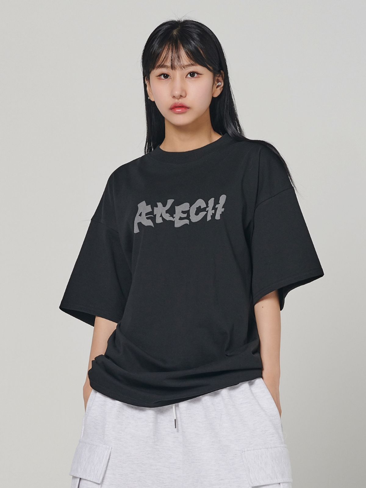 아케시(AKECII) 오버핏 엠보 반팔티 블랙