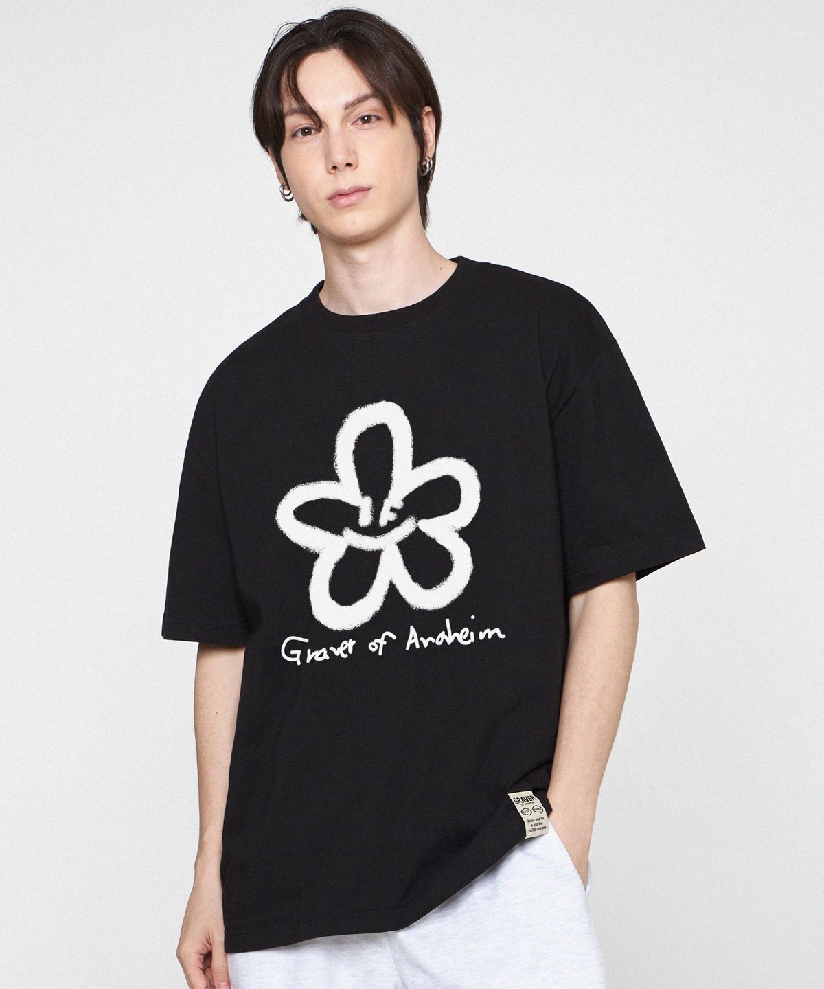 그레이버(GRAVER) [UNISEX]빅 스프레이 플라워스마일 드로잉로고 반팔티_블랙