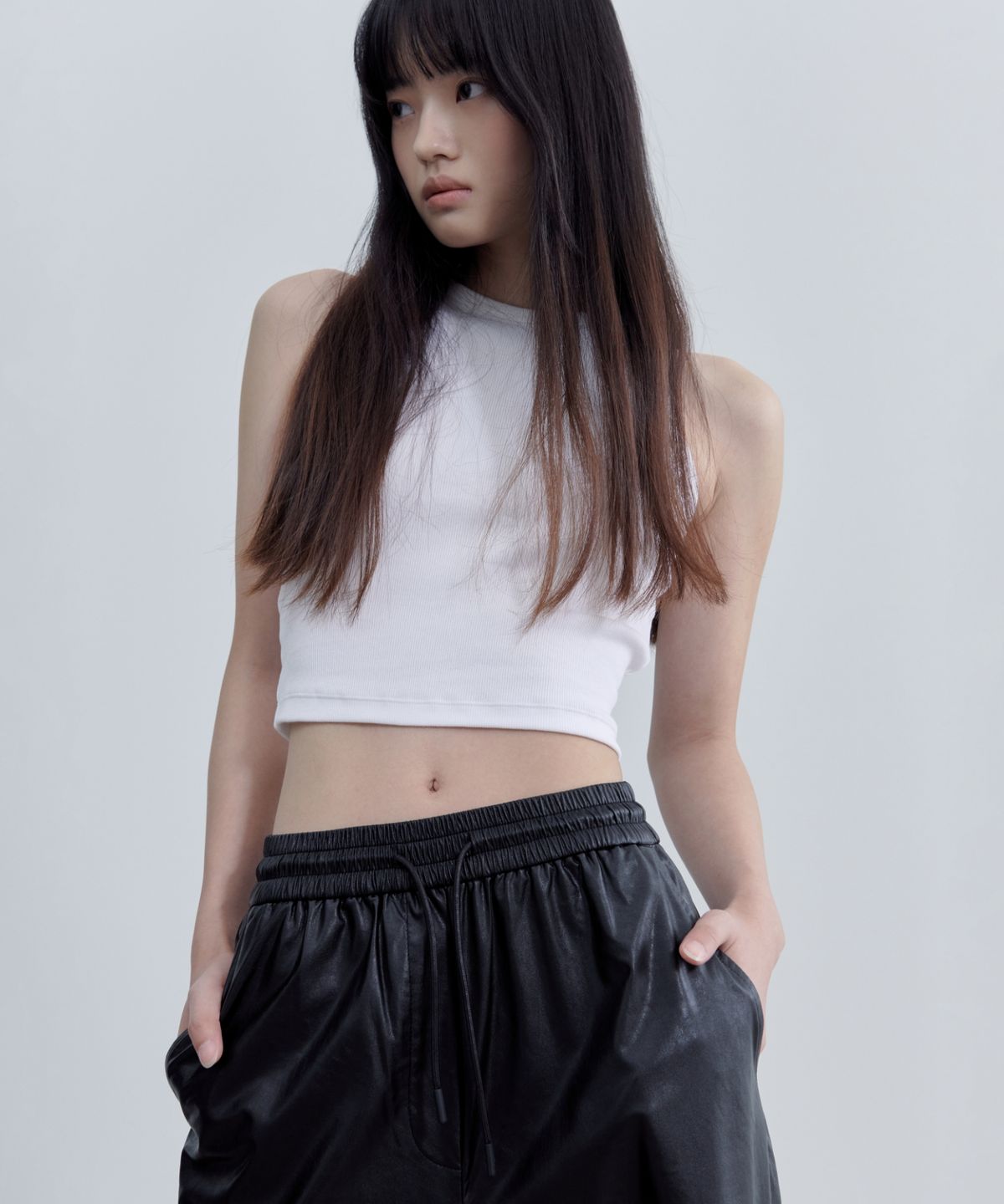 무신사 스탠다드 우먼(MUSINSA STANDARD WOMAN) 우먼즈 신세틱 레더 와이드 밴딩 팬츠 [블랙]