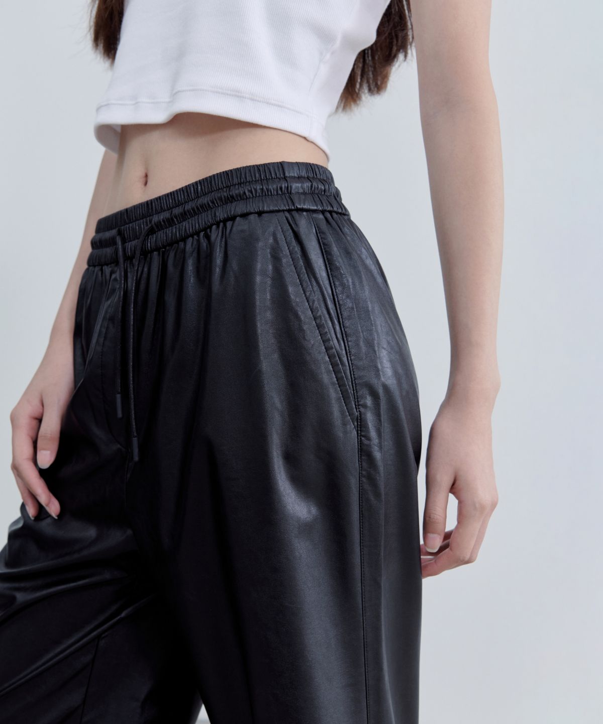 무신사 스탠다드 우먼(MUSINSA STANDARD WOMAN) 우먼즈 신세틱 레더 와이드 밴딩 팬츠 [블랙]