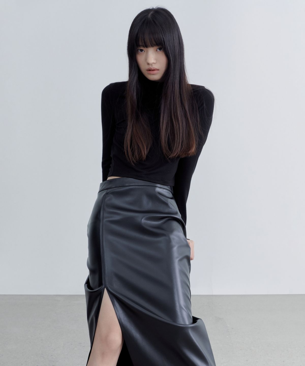 무신사 스탠다드 우먼(MUSINSA STANDARD WOMAN) 우먼즈 신세틱 레더 슬릿 롱 스커트 [블랙]
