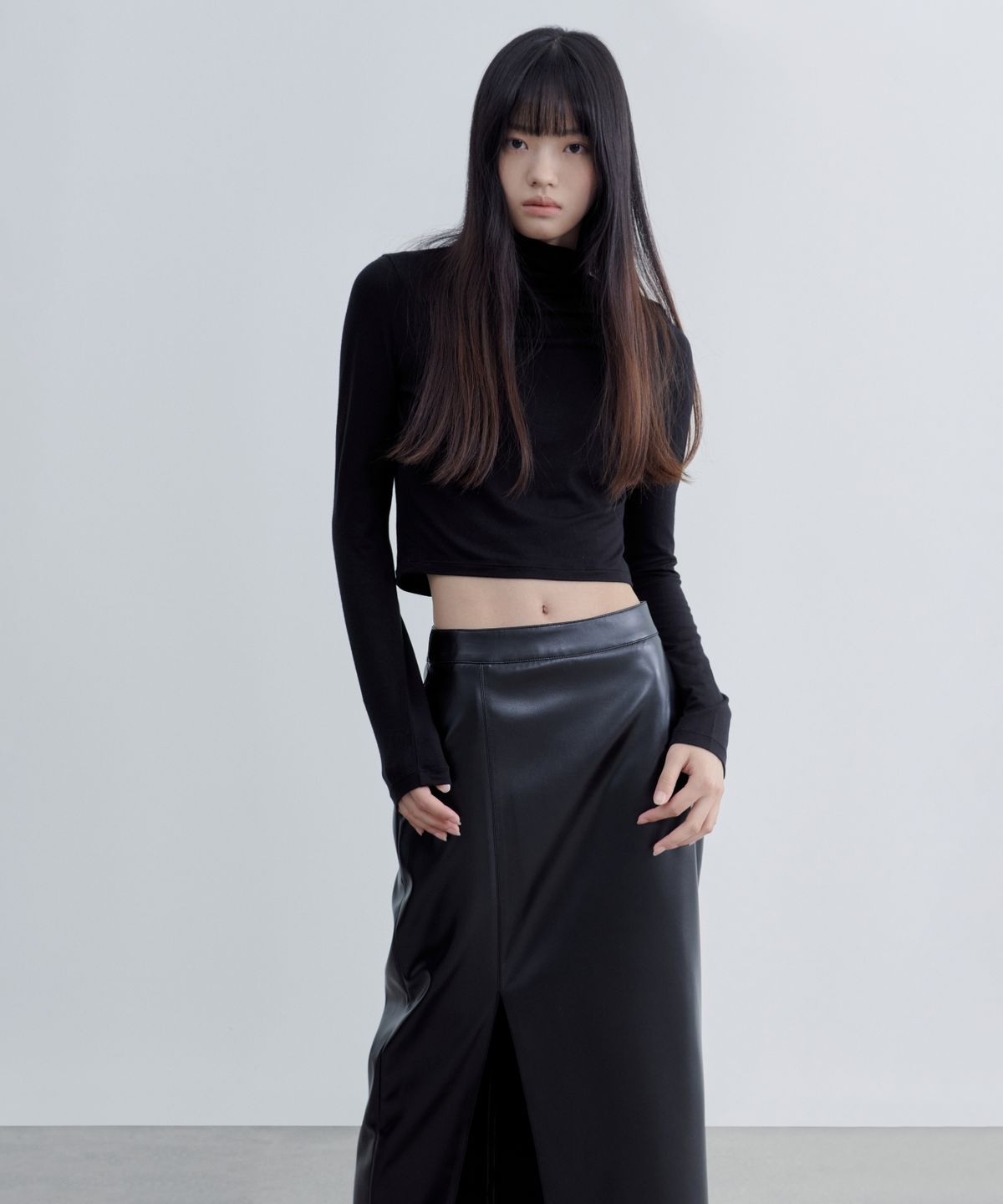 무신사 스탠다드 우먼(MUSINSA STANDARD WOMAN) 우먼즈 신세틱 레더 슬릿 롱 스커트 [블랙]
