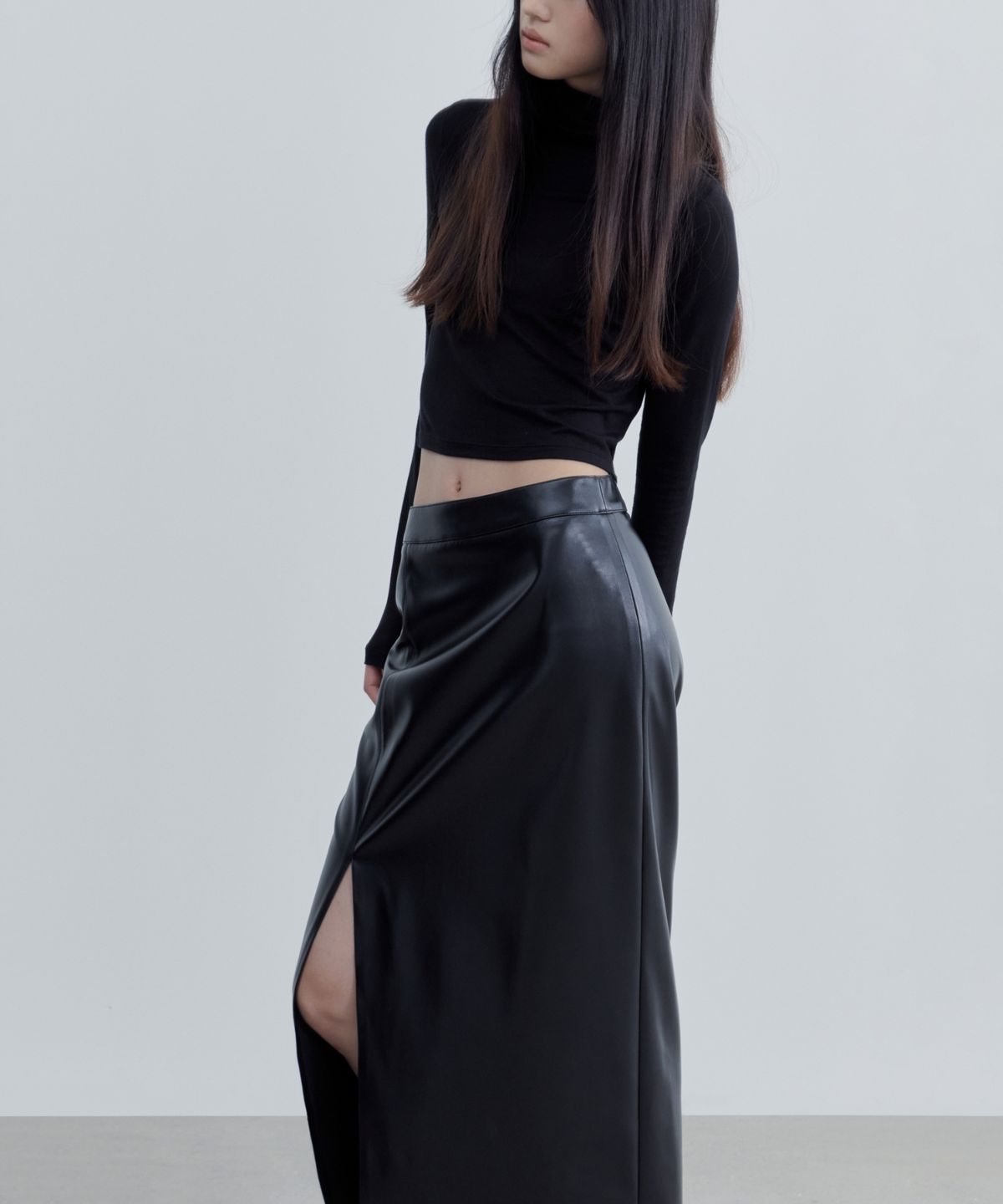 무신사 스탠다드 우먼(MUSINSA STANDARD WOMAN) 우먼즈 신세틱 레더 슬릿 롱 스커트 [블랙]