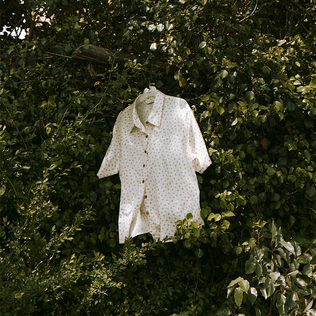 유라고(URAGO) Flower half sleeve shirt