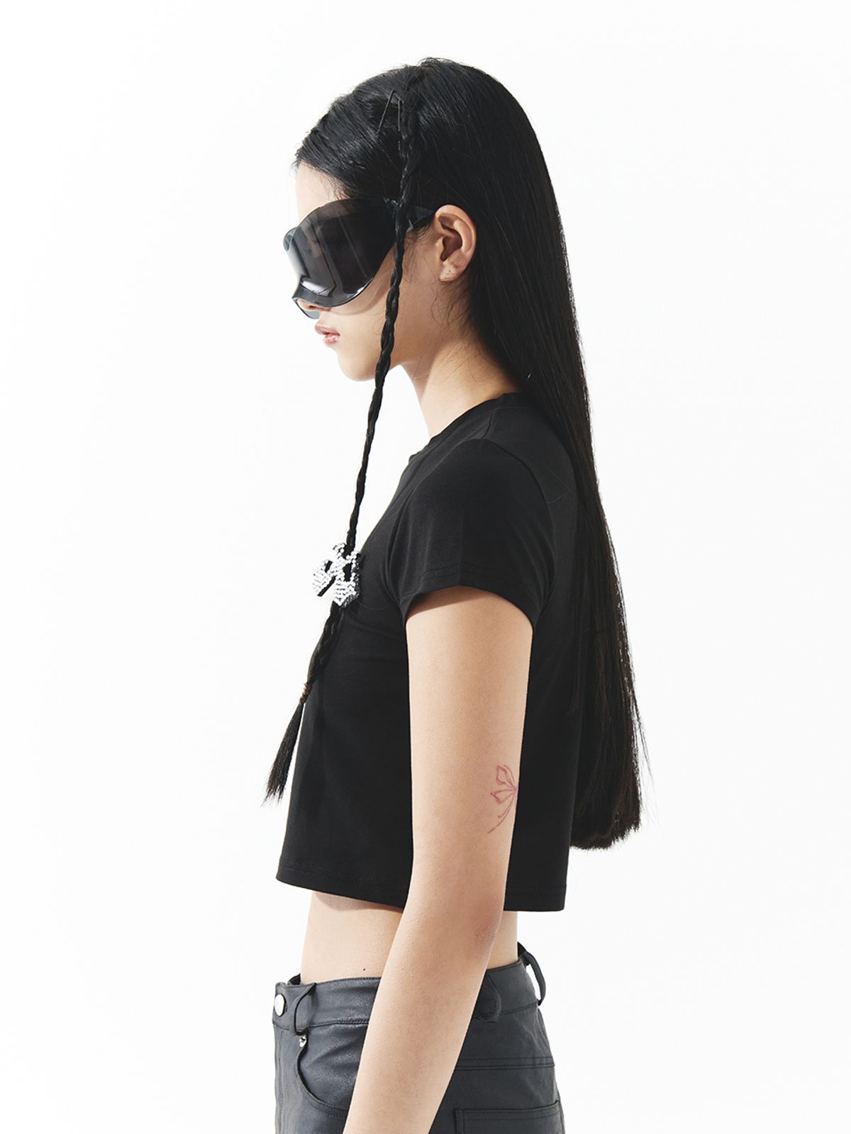 와이이이엘(YEEL) SCOTCH LOGO CROP T-SHIRT BLACK