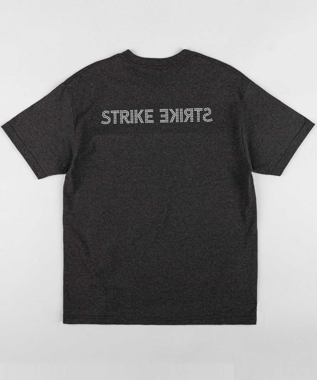 스트라이크(STRIKE) Stud Reversal Logo Regular T-Shirt (CHARCOAL)