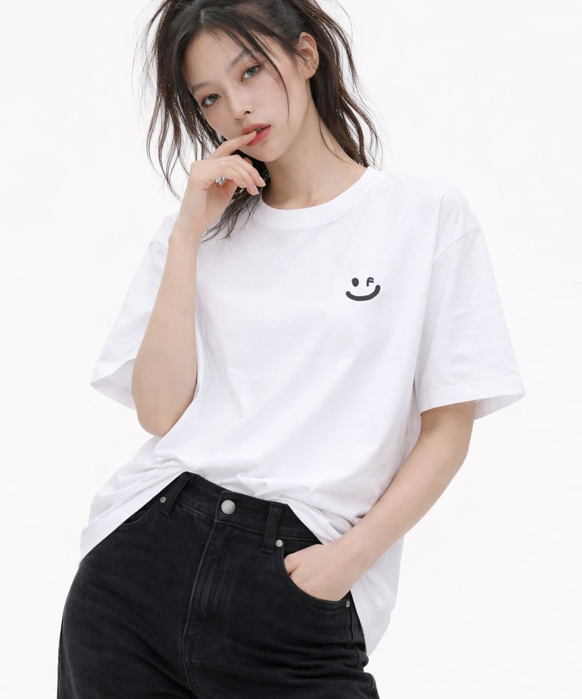 그레이버(GRAVER) [UNISEX]스몰 드로잉스마일 반팔티_화이트/블랙 로고
